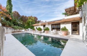 Este chalet en Madrid lo tiene todo: grandes ventanales, jardín rodeado de naturaleza y piscina privada