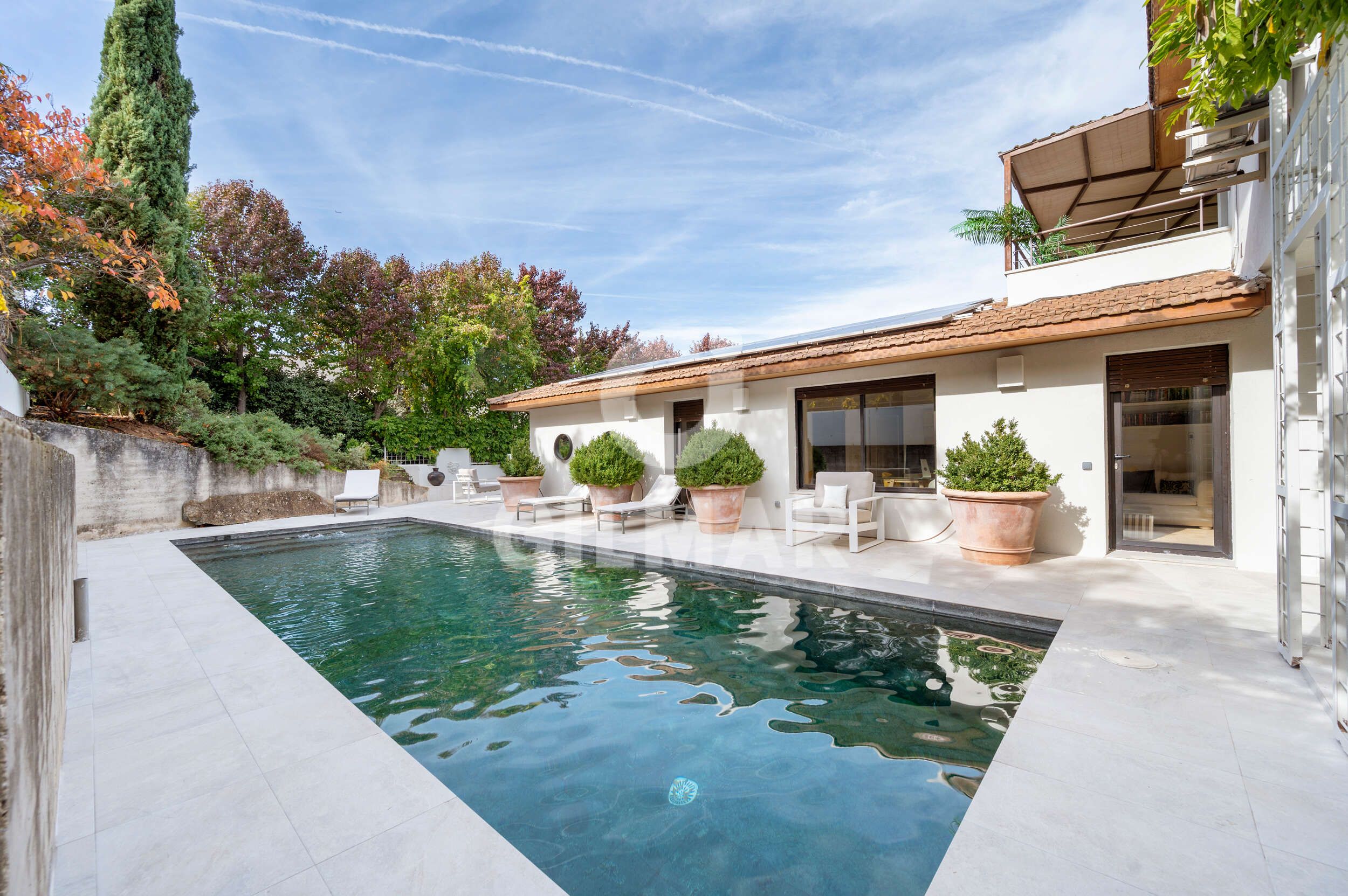 Este chalet en Madrid lo tiene todo: grandes ventanales, jardín rodeado de naturaleza y piscina privada