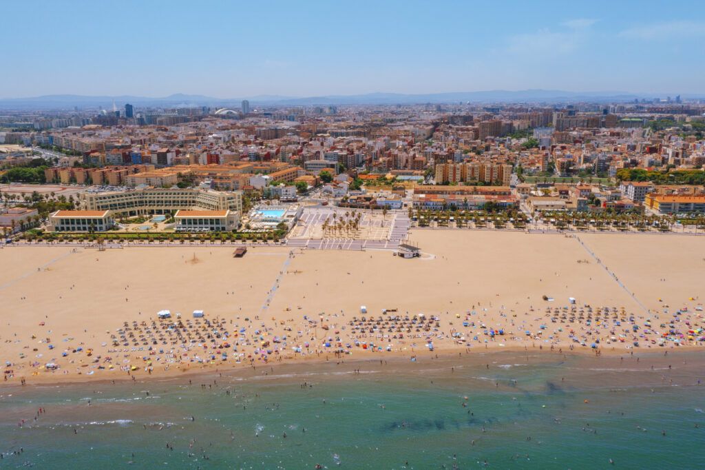 Vista aérea de la playa de La Malva-rosa en Valencia, uno de los barrios más atractivos para comprar casa cerca del mar.