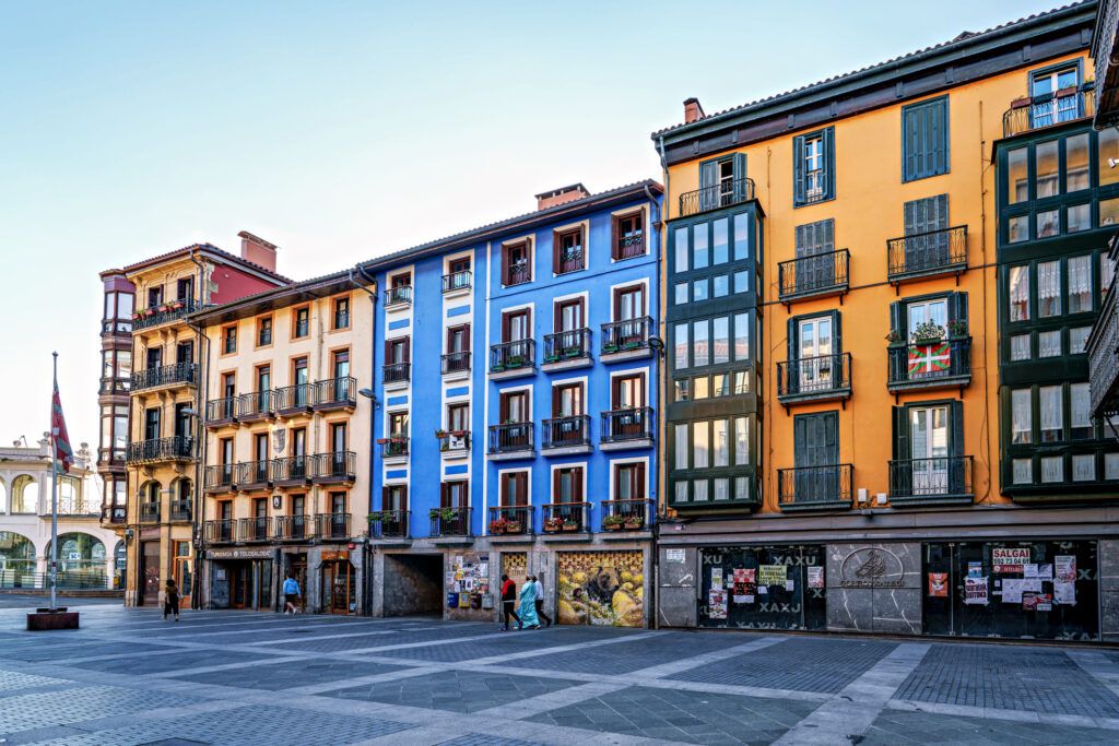 Plaza Zaharra en el casco antiguo de Tolosa, uno de los pueblos para vivir cerca de San Sebastián en Gipuzkoa