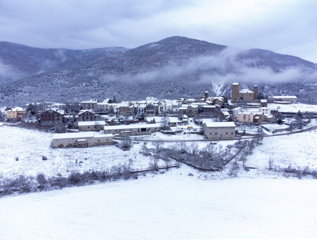 Pequeño pueblo de montaña en Huesca cubierto de nieve durante el invierno, una de las zonas donde se registran algunas de las temperaturas más bajas de España.