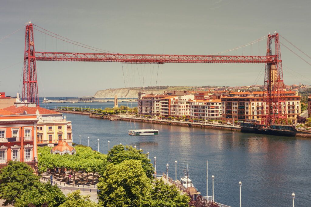 Puente Colgante de Portugalete sobre la ría del Nervión, uno de los pueblos bonitos a menos de una hora de Bilbao para vivir.