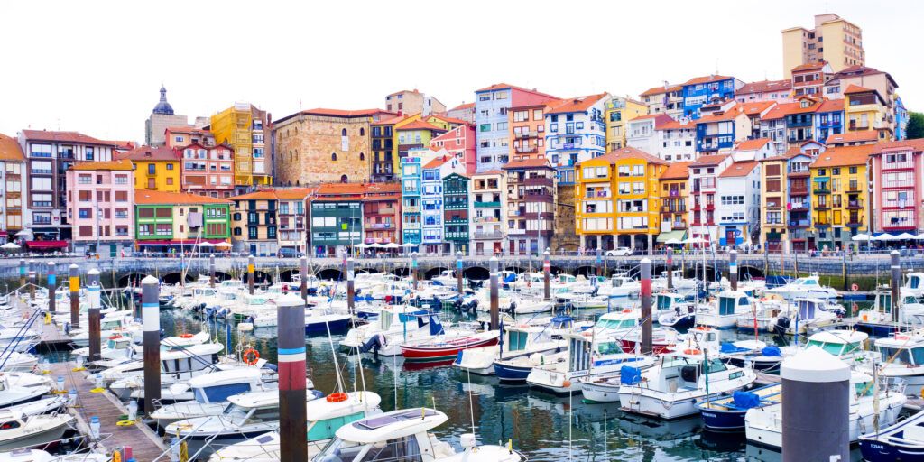 Puerto de Bermeo con sus casas de colores frente al mar, uno de los pueblos bonitos a menos de una hora de Bilbao para vivir en la costa de Bizkaia.