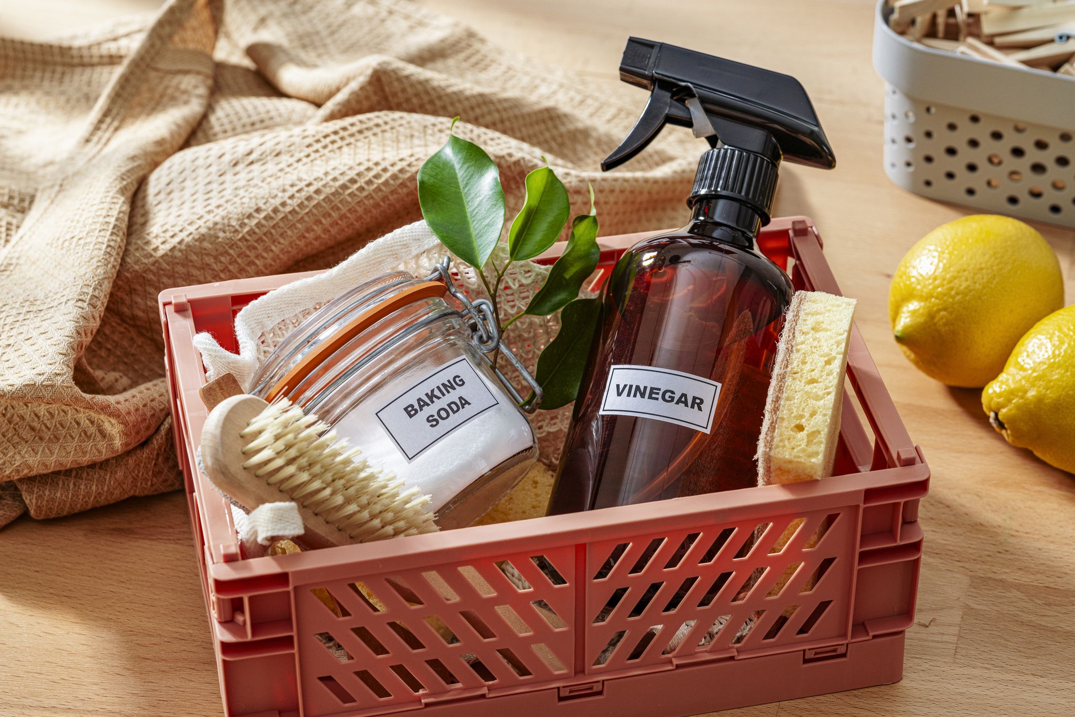 Productos naturales como bicarbonato, vinagre y limón para quitar el mal olor de la cocina