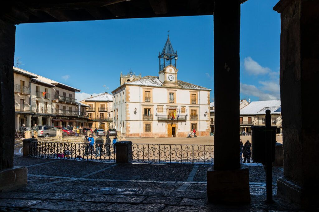 Plaza Mayor de Riaza, uno de los pueblos de Segovia para vivir en el campo cerca de Madrid