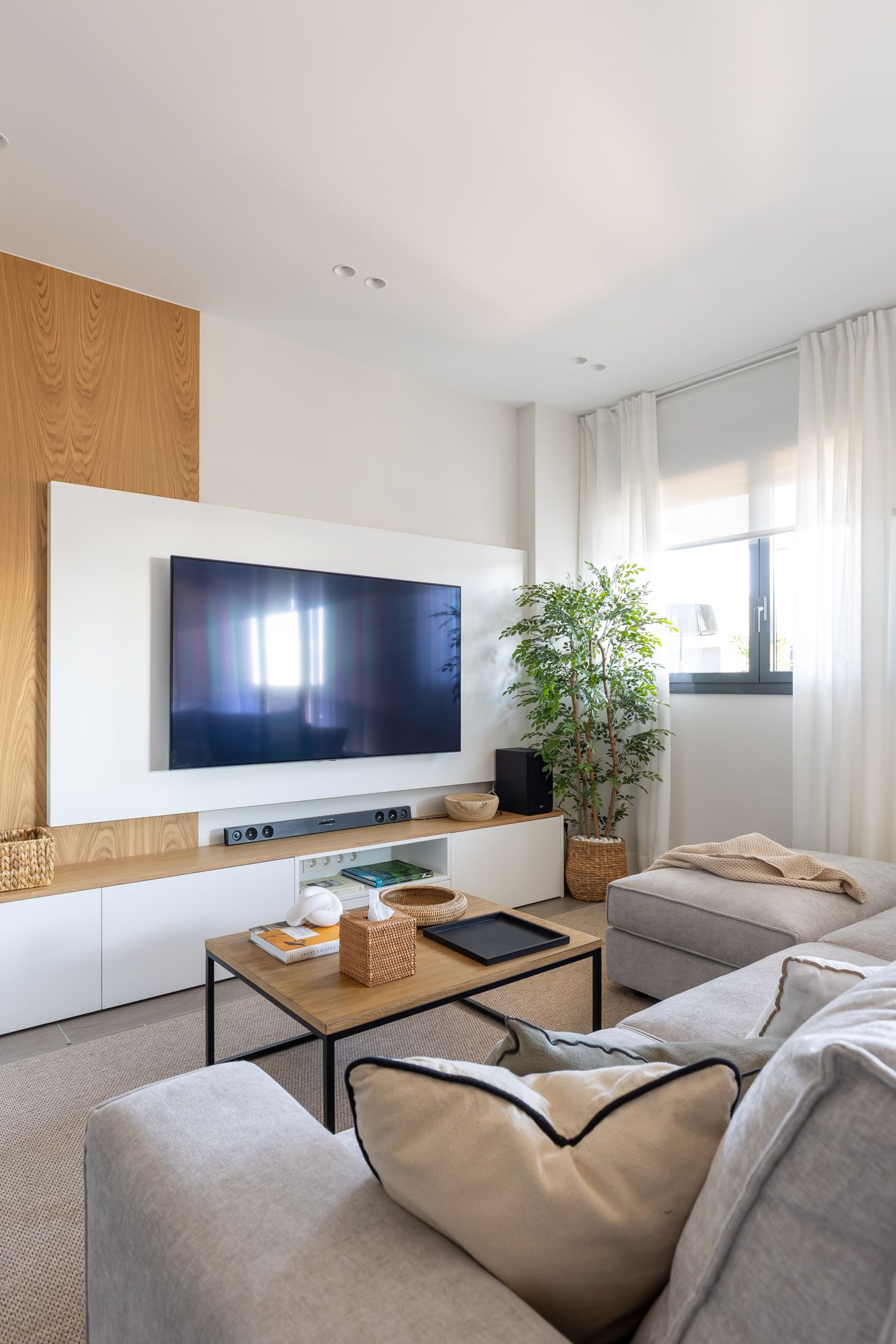 Salón familiar luminoso con distribución optimizada para familias que crecen