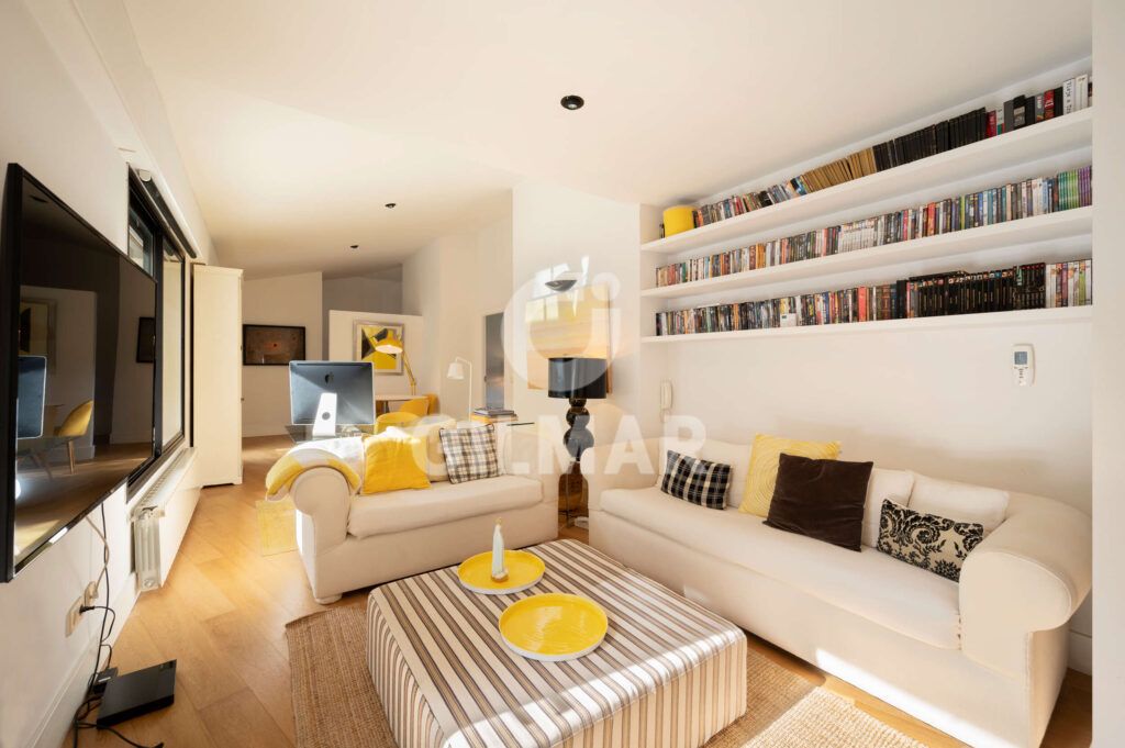 Salón familiar con sofás y estanterías en chalet en Ciudalcampo Madrid.