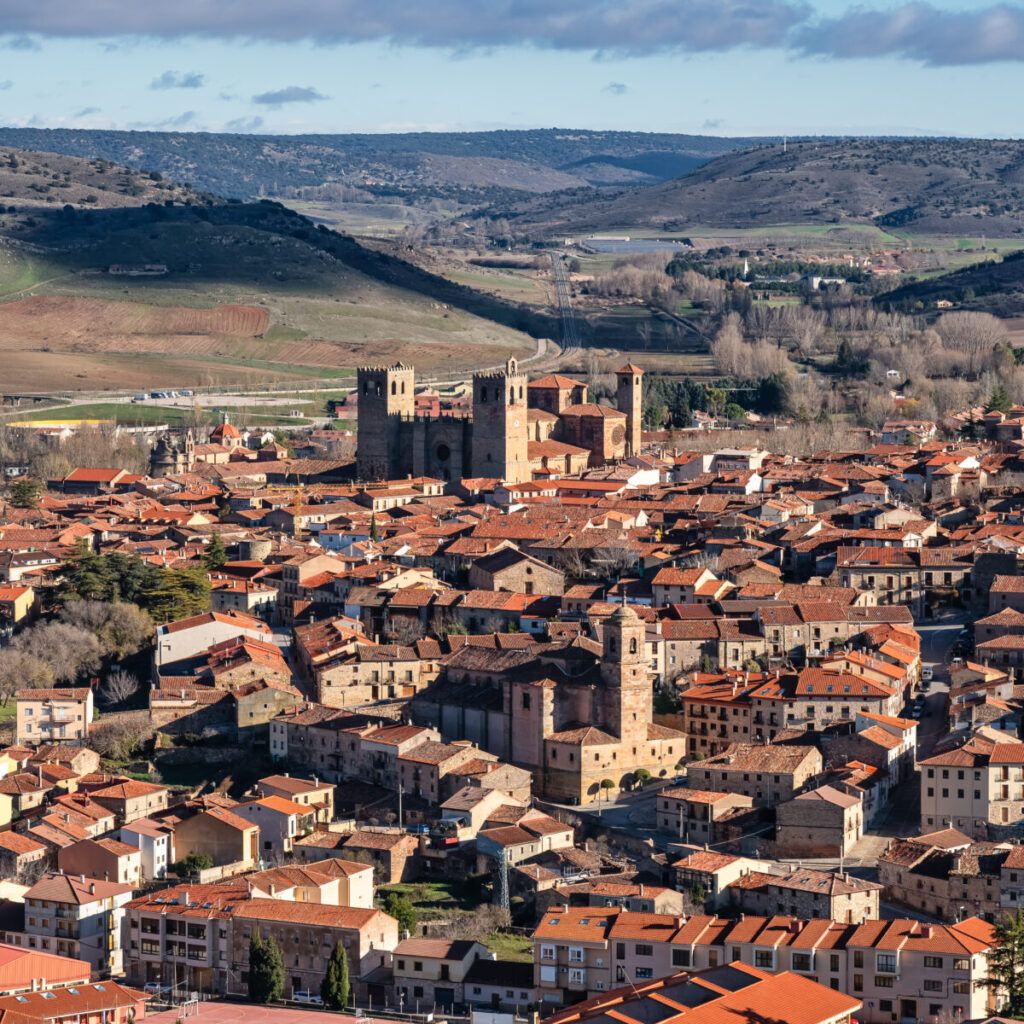 Vista aérea de Sigüenza, uno de los pueblos de Guadalajara más bonitos y baratos, con la catedral y el casco histórico