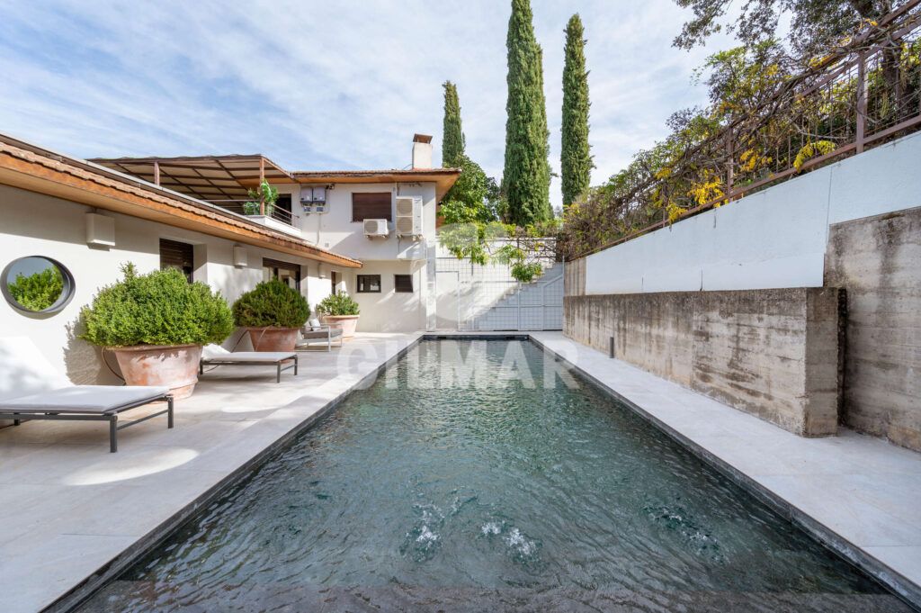 Piscina privada en chalet de lujo en Ciudalcampo Madrid.