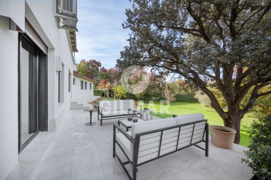 Terraza con zona de estar exterior en un chalet en Ciudalcampo Madrid.