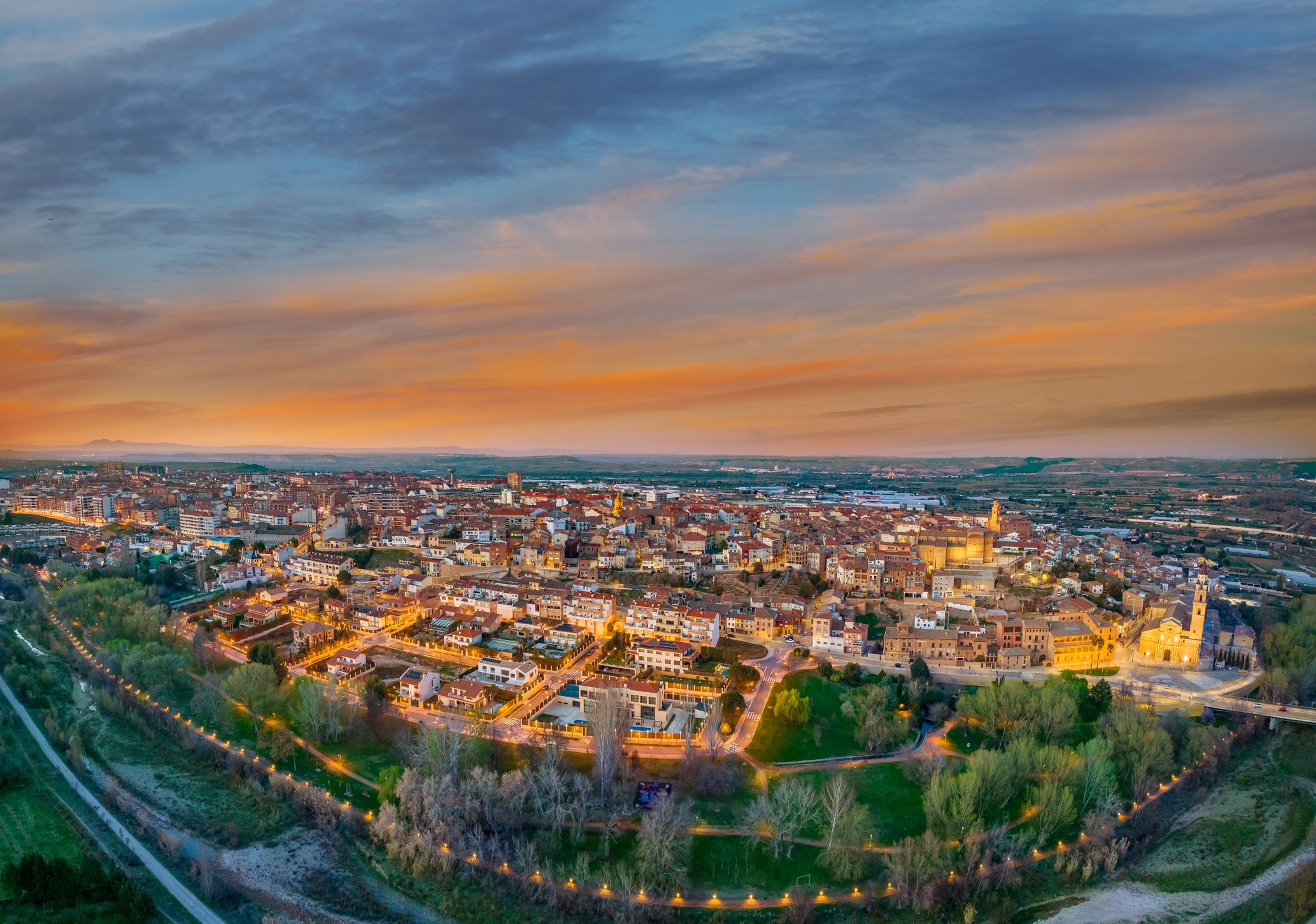 Vista panorámica de Calahorra al atardecer, una de las ciudades más completas de La Rioja para vivir