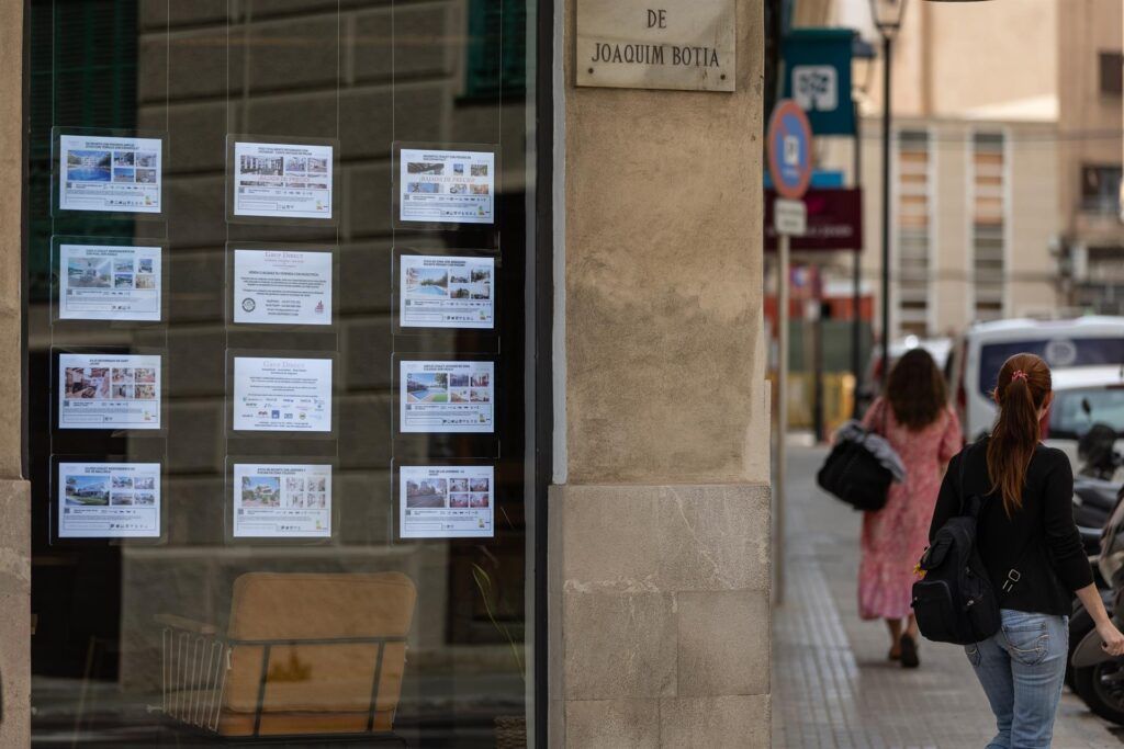 Escaparate de una inmobiliaria con viviendas en alquiler