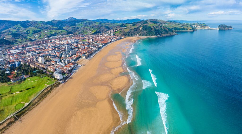 Vista aérea de Zarautz y su playa, uno de los pueblos para vivir cerca de San Sebastián más atractivos de Gipuzkoa