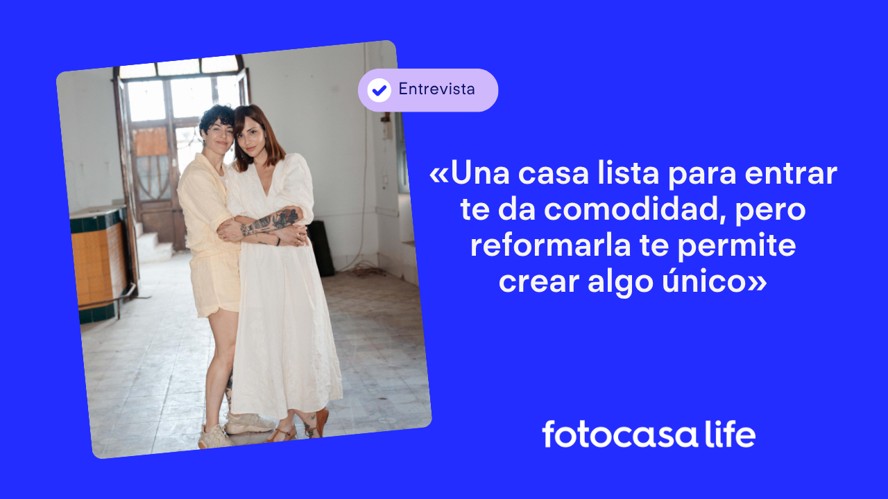 Compraron un antiguo casino de los años 30 y hoy más de 80.000 personas siguen cómo lo transforman en vivienda - Fotocasa Life Verónica Sánchez y Jana Victoria, pareja y creadoras de contenido de Instagram a través del perfil @oh.mamiblue: "Una casa lista para entrar da comodidad, pero reformarla te permite crear algo único".