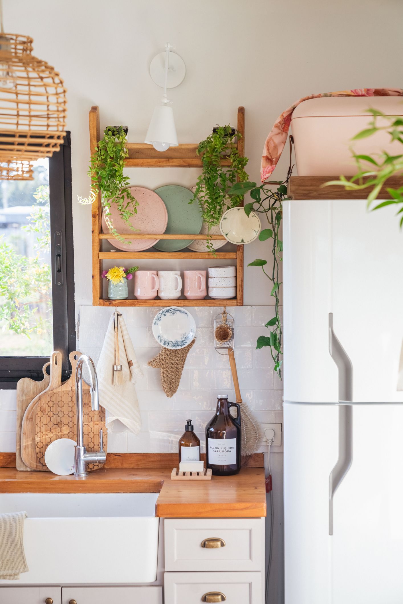 Airfryer guardada sobre el frigorífico en una cocina pequeña para aprovechar espacio vertical