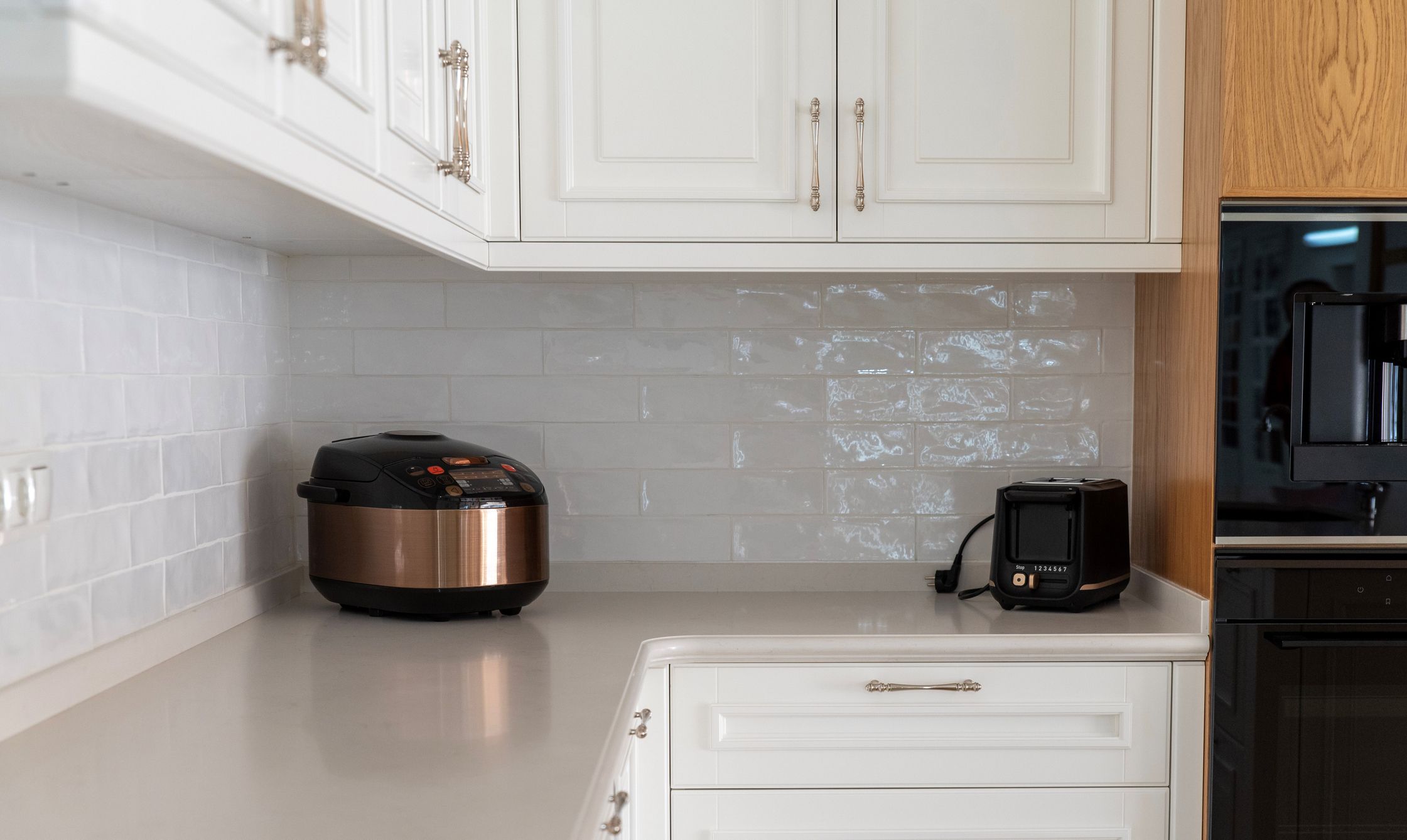 Airfryer colocada en una esquina de la encimera de una cocina pequeña moderna para ganar espacio