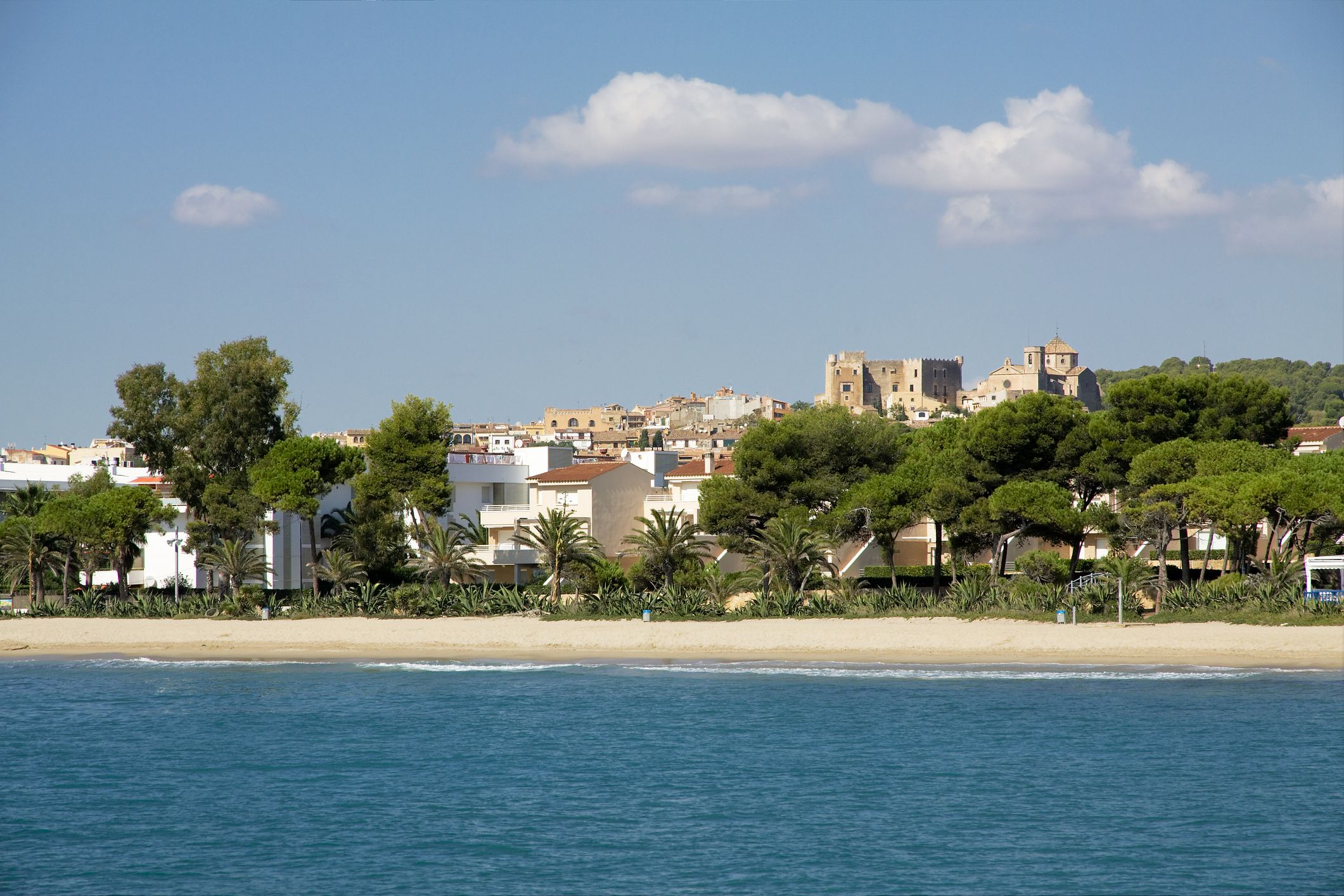 Playa de Altafulla con el casco histórico y castillo al fondo, uno de los pueblos para vivir cerca de Tarragona con mejor calidad de vida