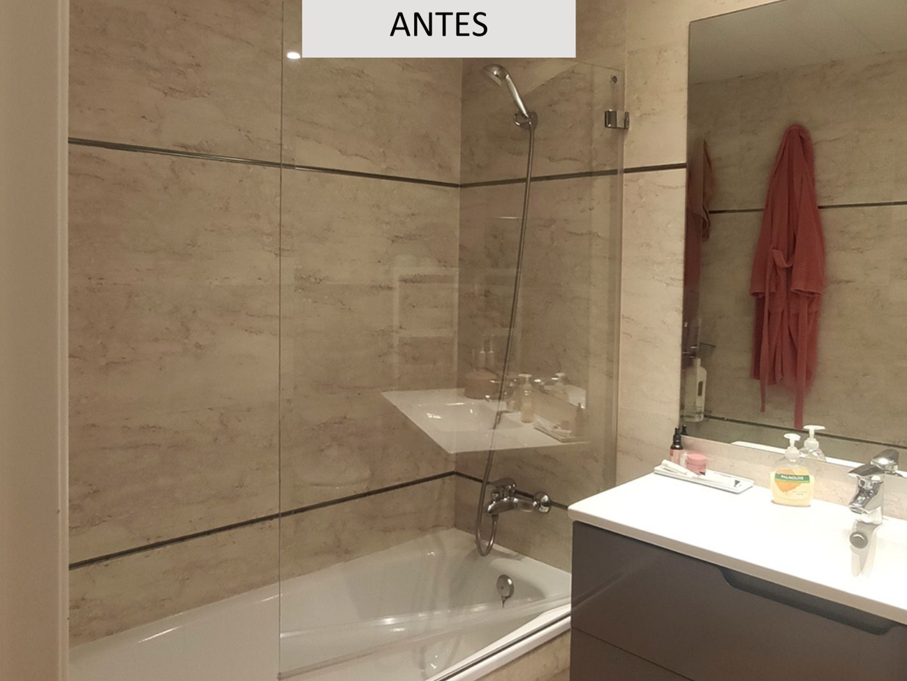 Baño antes de reforma en Barcelona con bañera, revestimiento beige y mobiliario básico poco actualizado