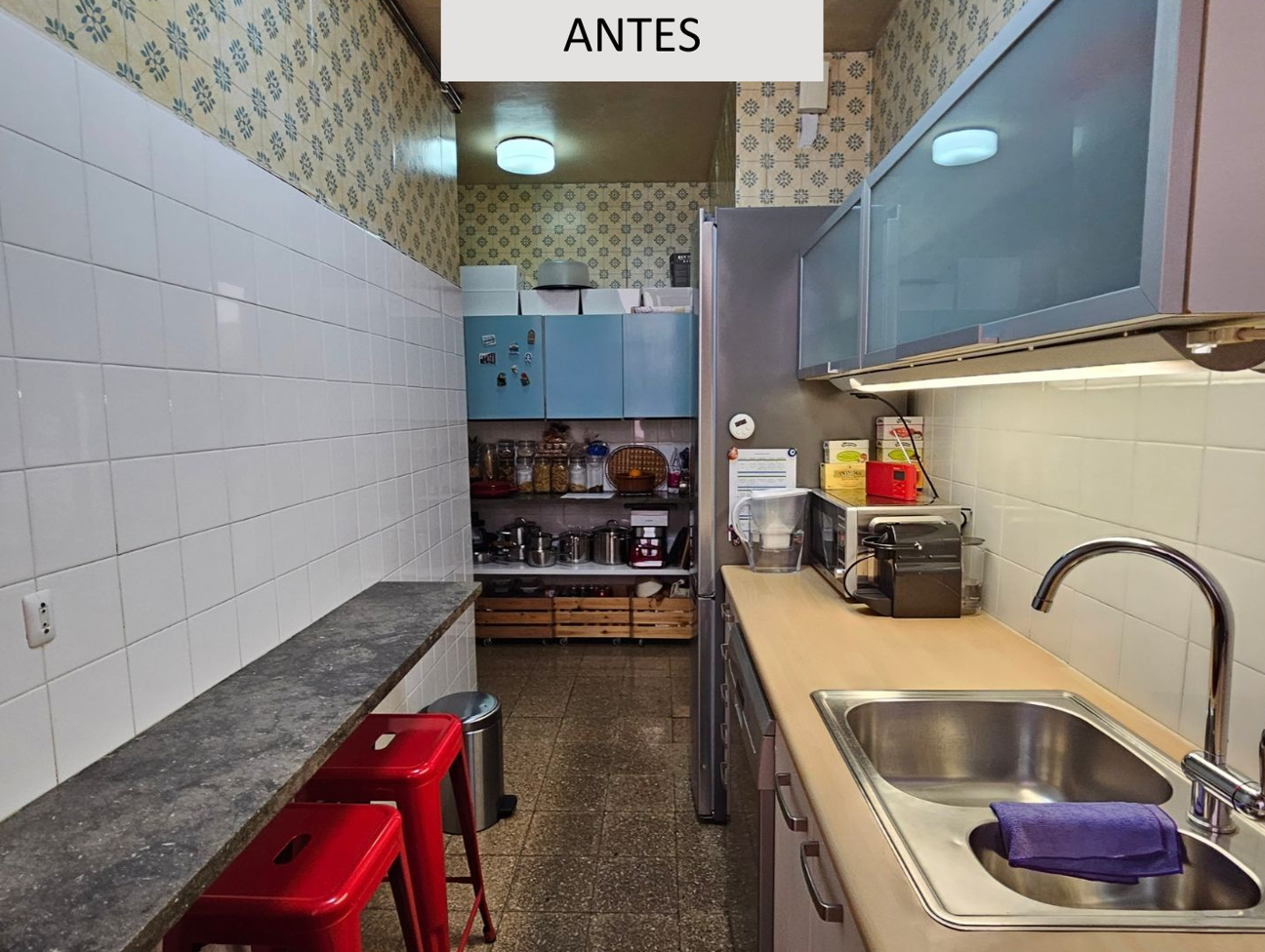 Cocina antigua en Barcelona antes de reforma, distribución estrecha con muebles desactualizados y poco aprovechamiento del espacio