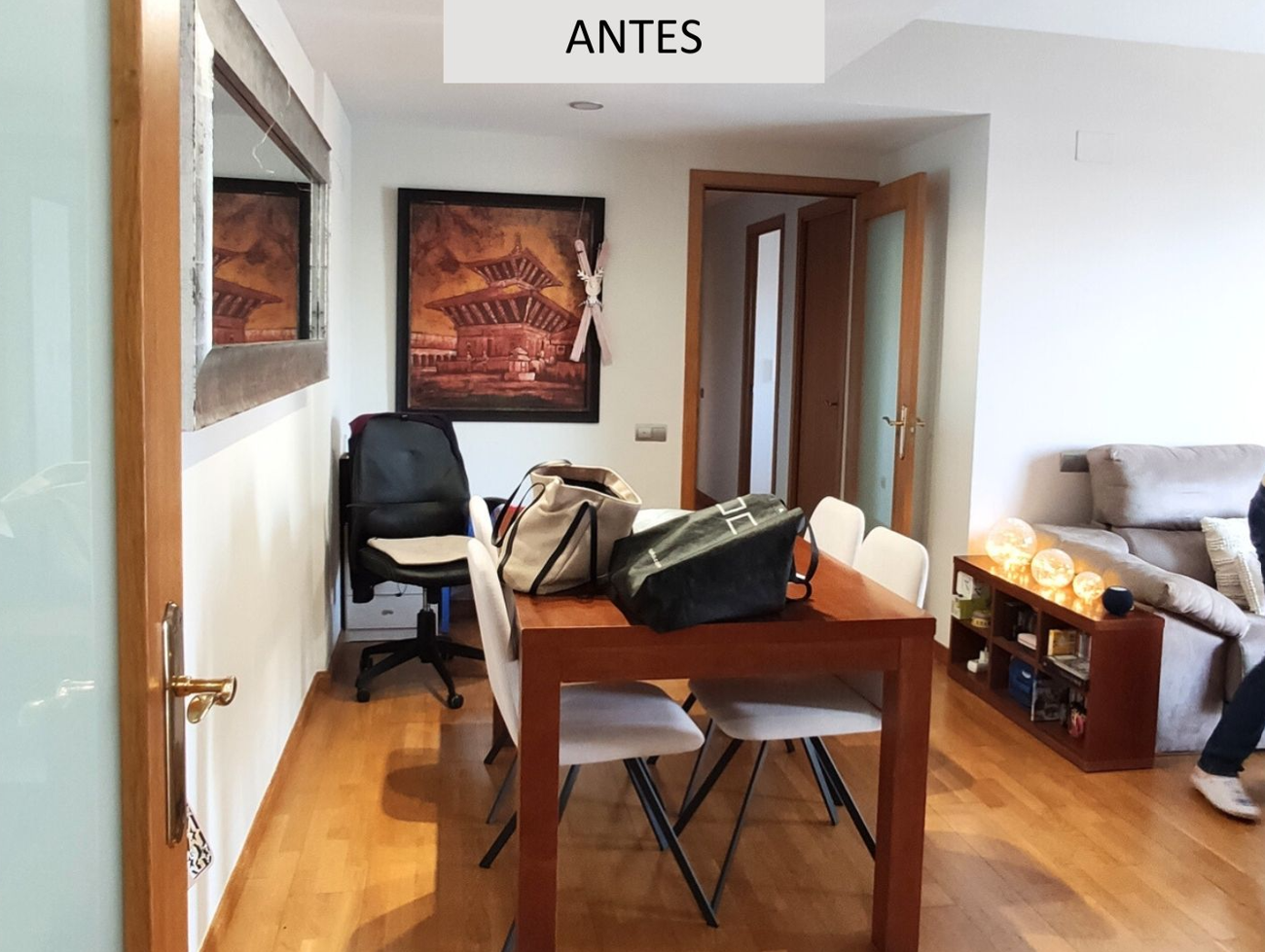 Comedor antes de reforma en Sant Cugat con mesa de madera oscura, distribución saturada y falta de cohesión decorativa