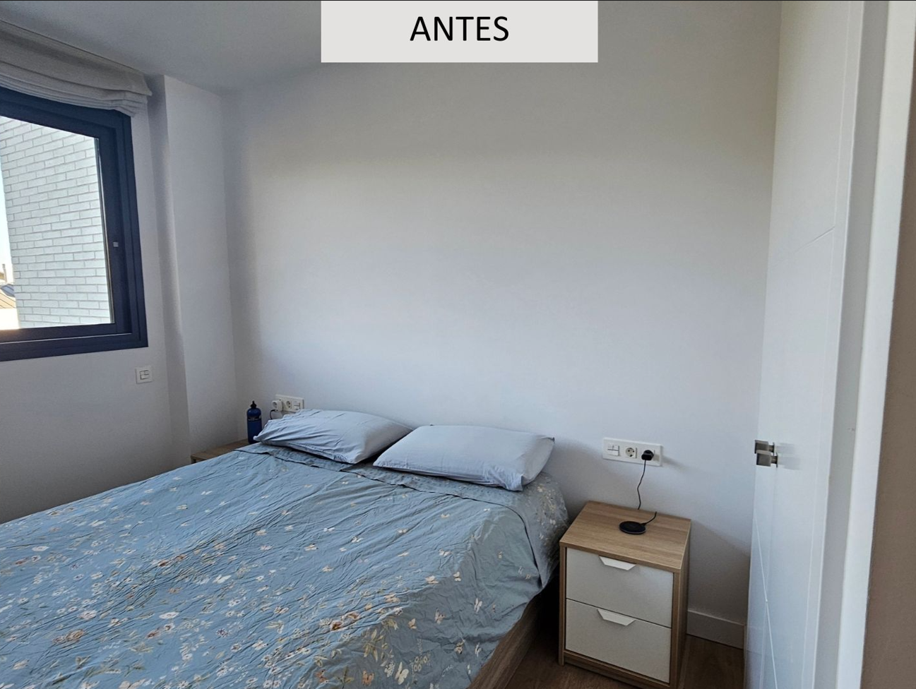 Dormitorio antes de reforma en Sant Cugat con mobiliario básico, sin cabecero y decoración neutra poco trabajada