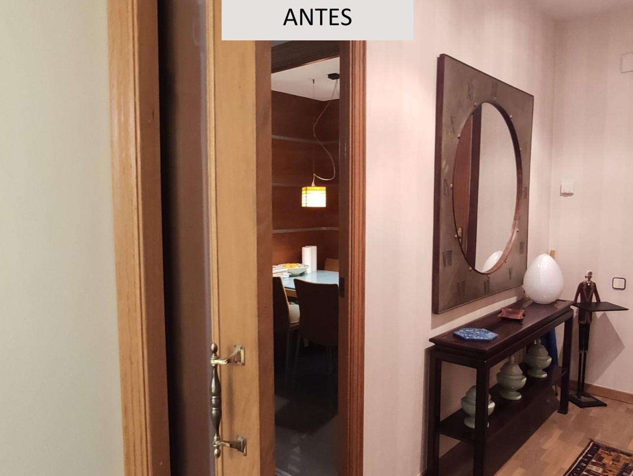 Recibidor antes de reforma en Barcelona con mobiliario oscuro, poca iluminación y distribución cerrada