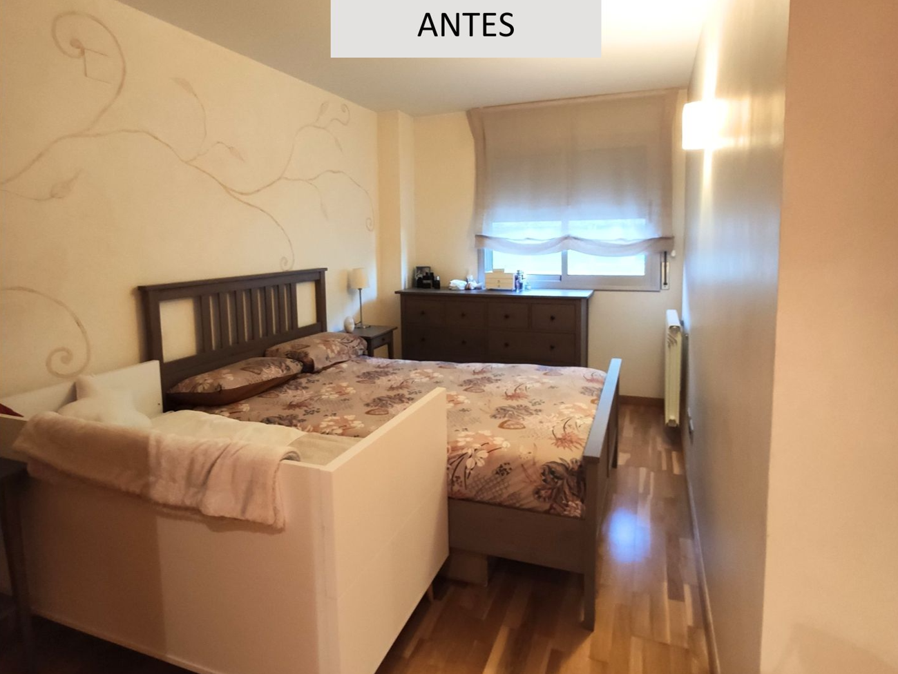Antes de reforma de dormitorio en Terrassa con mobiliario clásico, distribución estrecha y poca iluminación natural