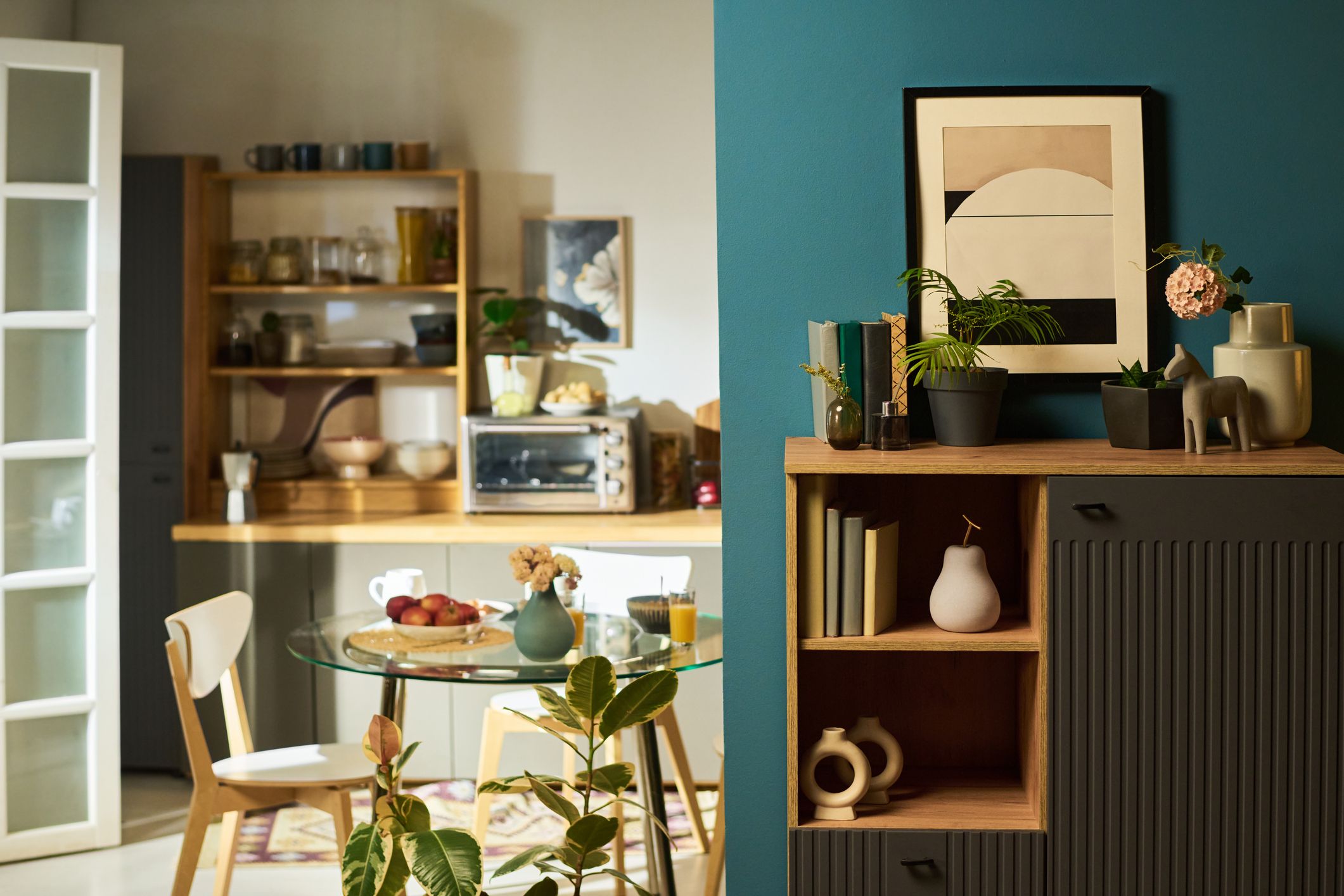 Aparador en salón junto a cocina abierta ideal para guardar la airfryer y ganar espacio en una cocina pequeña