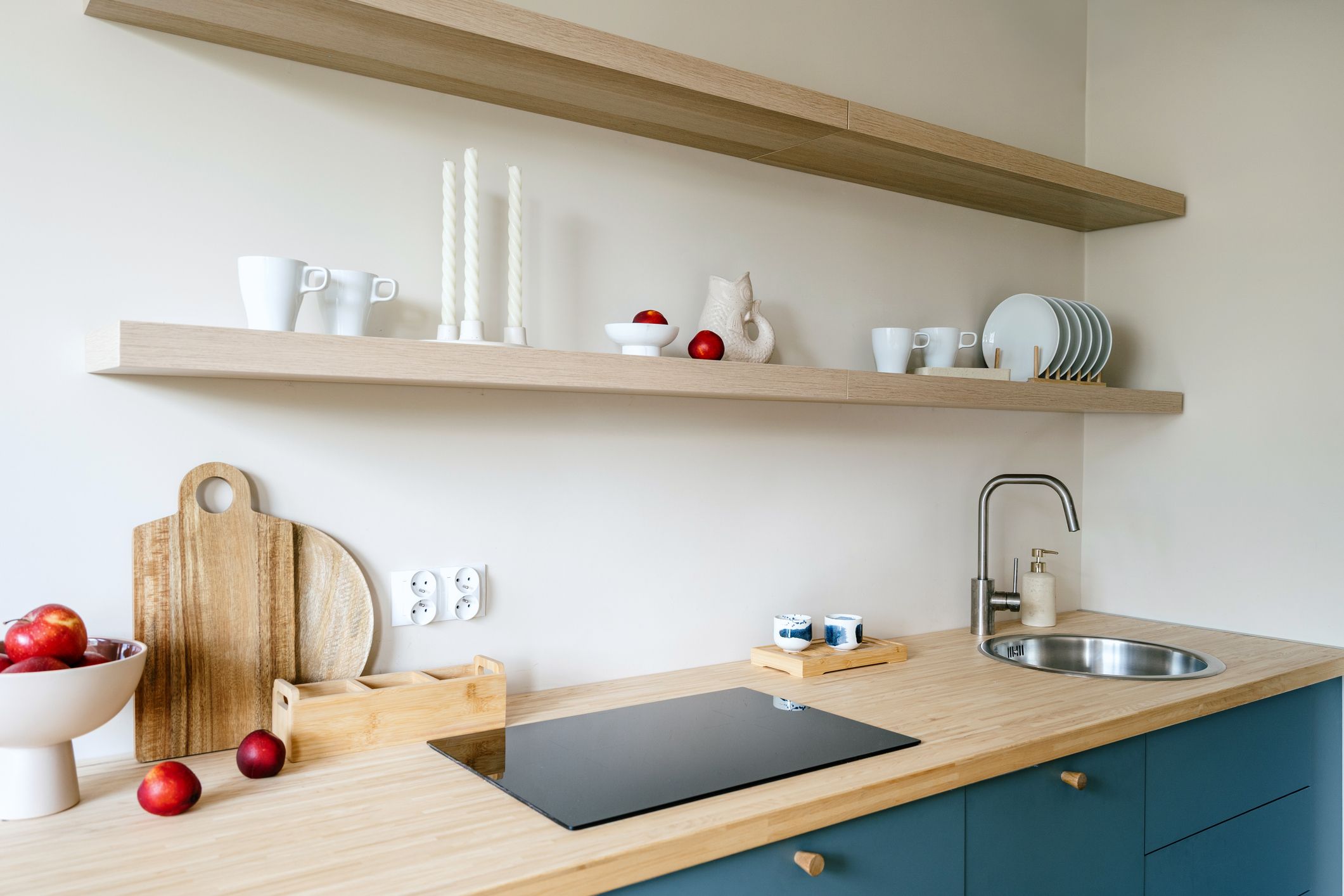 Cocina pequeña con baldas altas de madera ideales para guardar la airfryer y liberar encimera