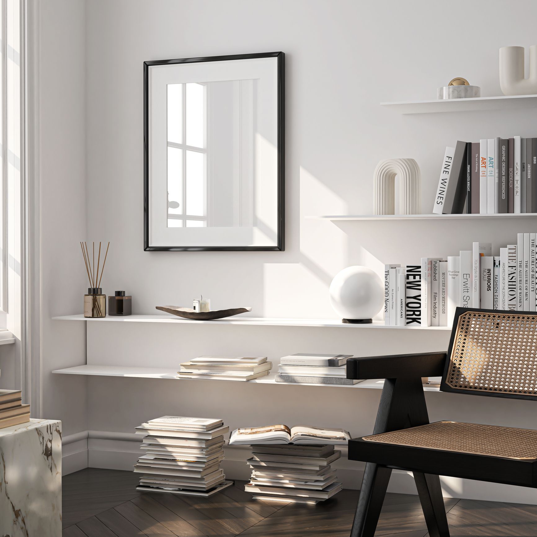 Baldas finas blancas con libros y decoración minimalista en pared de salón, idea sobre cómo decorar las paredes del salón