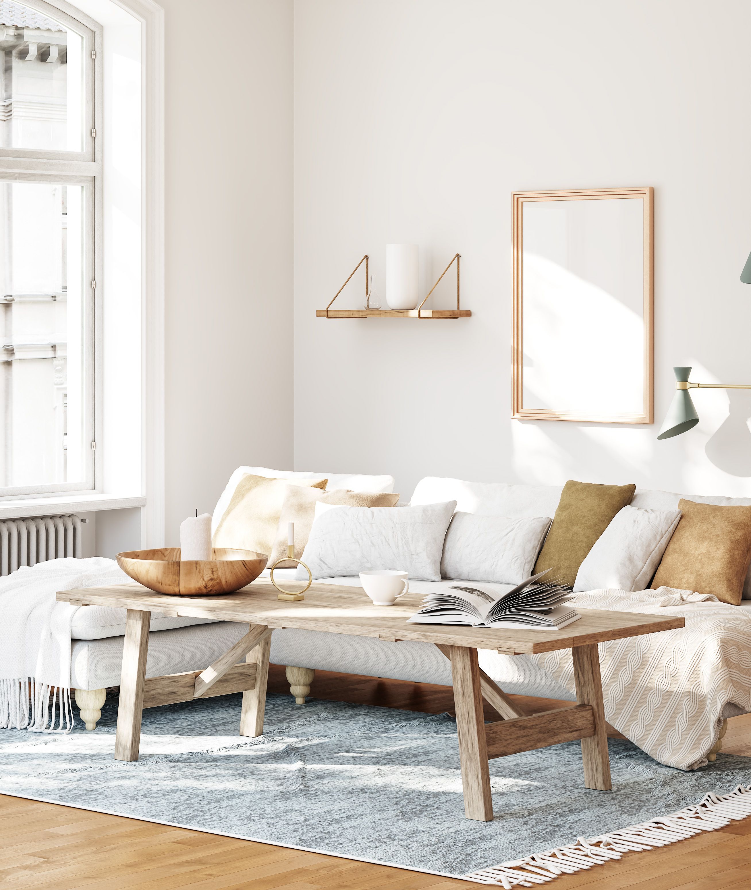 Banco de madera maciza usado como mesa auxiliar en el salón frente al sofá en un espacio luminoso y acogedor