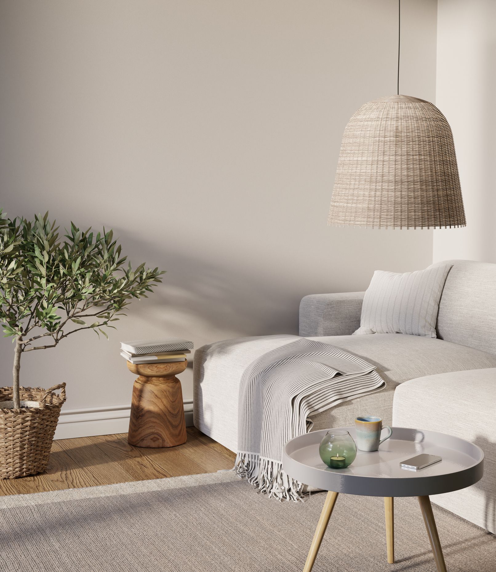 Bandeja con patas usada como mesa auxiliar en el salón junto a un sofá moderno en tonos neutros