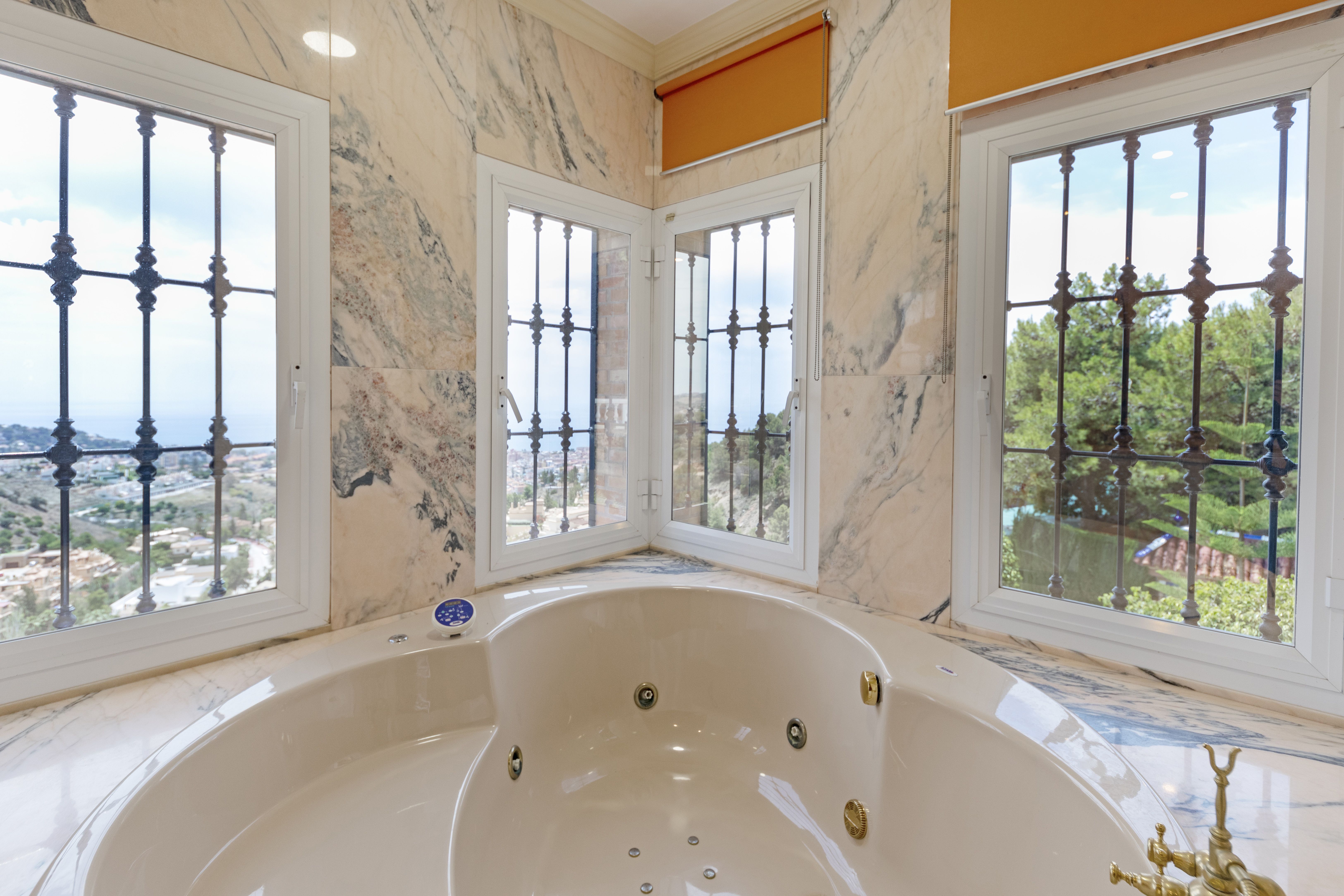 Baño con bañera de hidromasaje y vistas al mar en chalet de lujo en Málaga