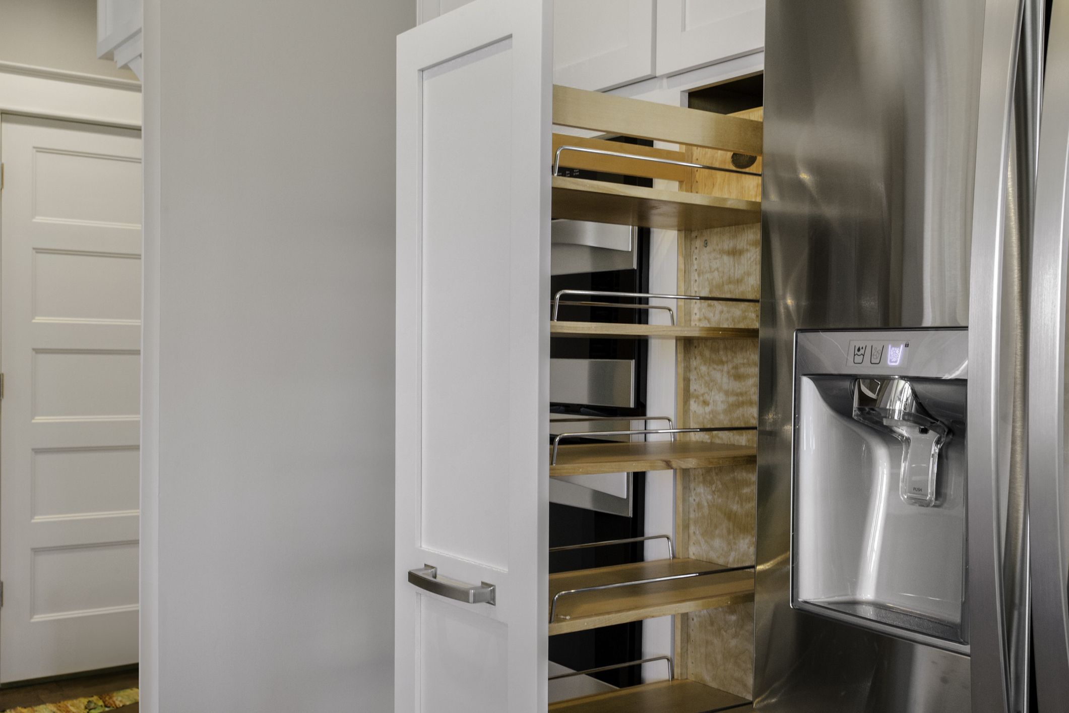 Cajón extraíble profundo en cocina pequeña ideal para guardar la airfryer y ganar espacio