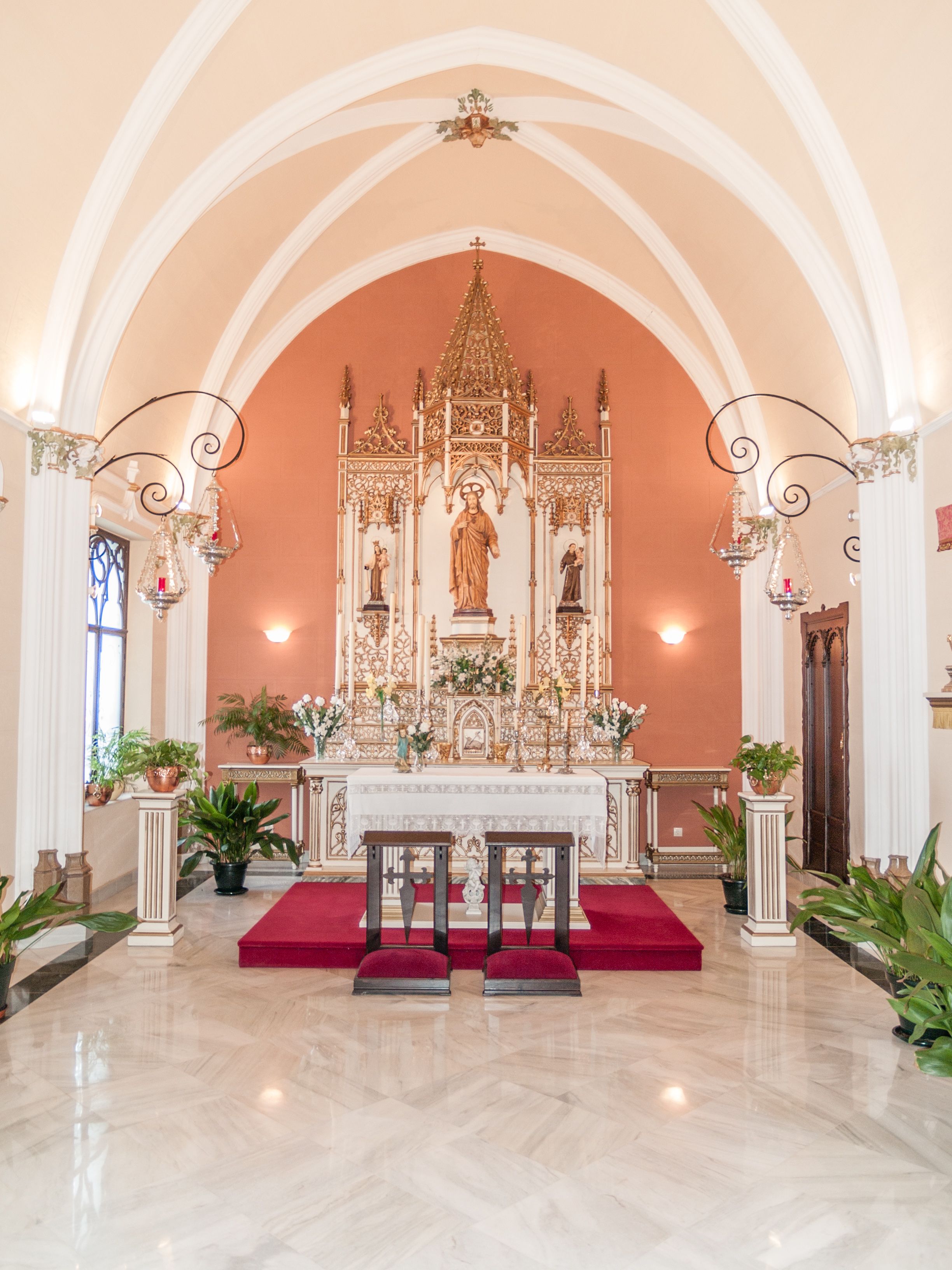 Capilla privada en casa de lujo en Huelva con altar, arcos y decoración clásica