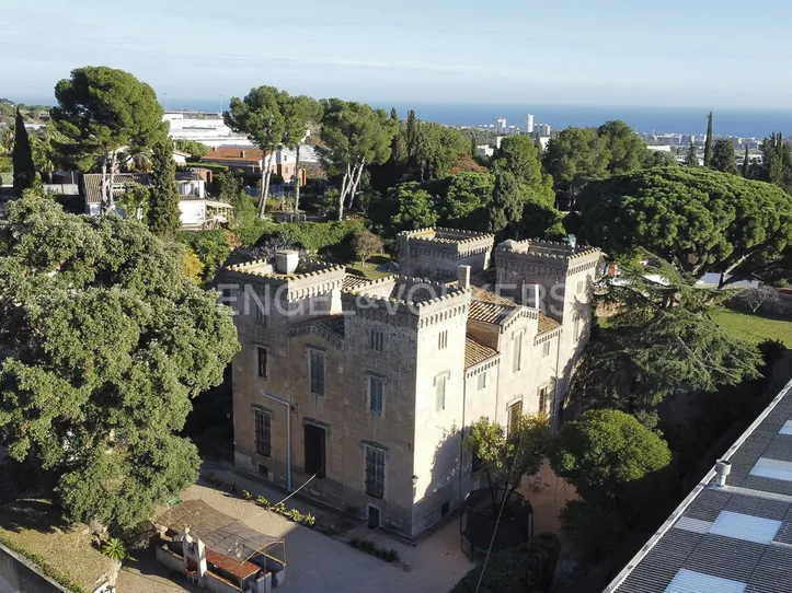 Casa señorial en Vilassar de Dalt: así es la finca histórica de 18 habitaciones junto al centro del Maresme que invita a perderse en sus estancias