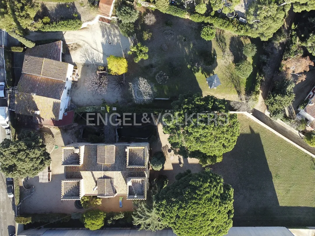 Vista aérea de casa señorial en Vilassar de Dalt con parcela de más de 3700 m2 y jardín