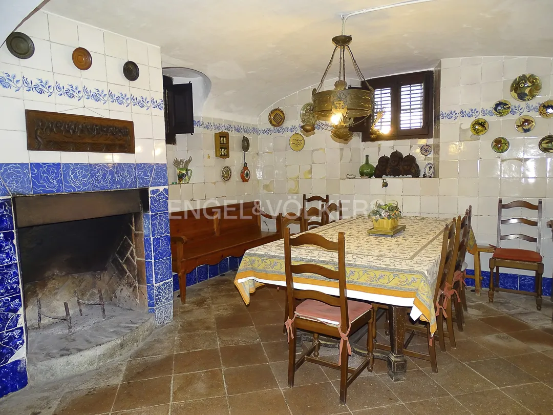 Cocina con comedor y chimenea en casa señorial en Vilassar de Dalt con azulejos tradicionales