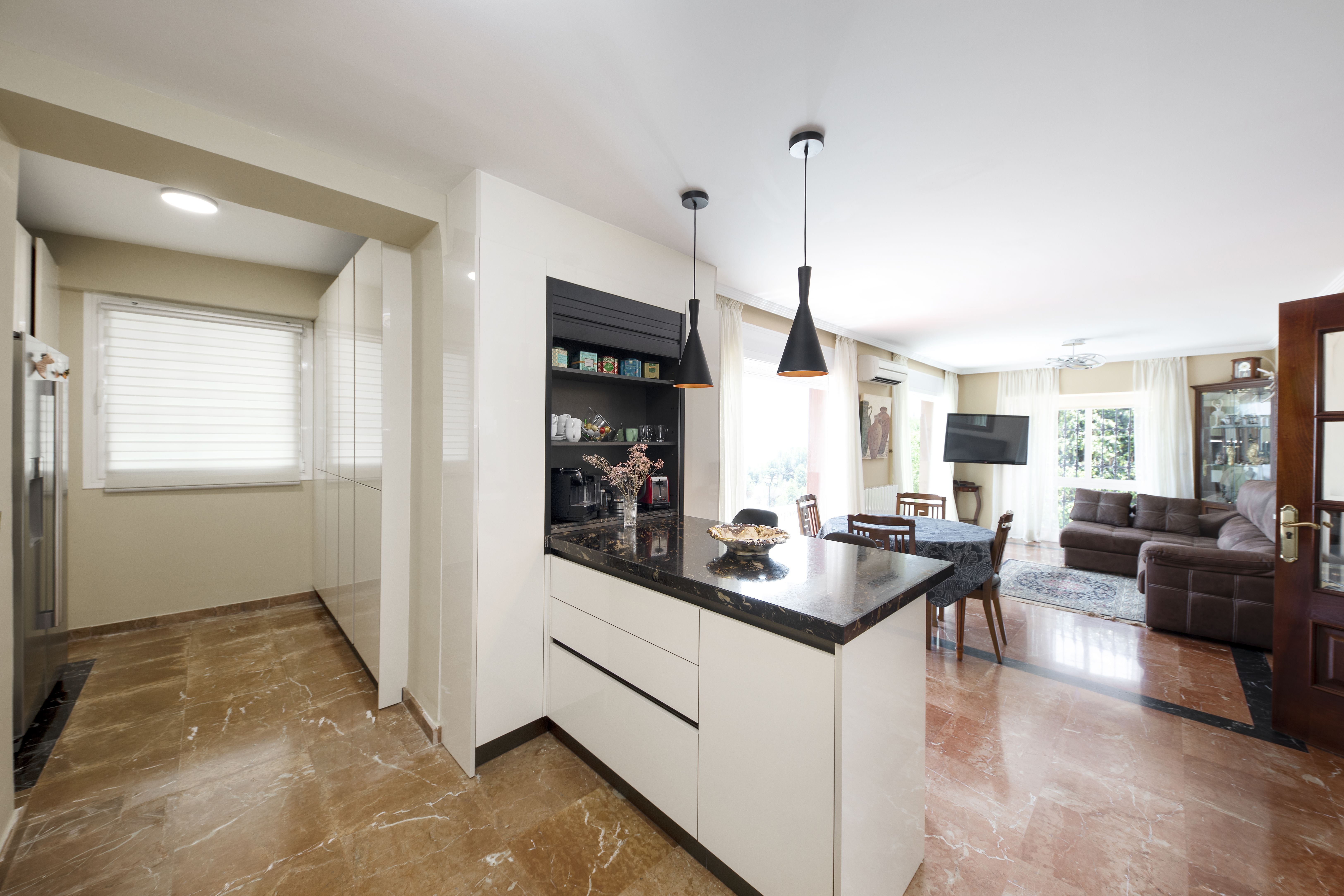 Cocina office de chalet de lujo en Málaga con isla auxiliar, zona comedor y gran entrada de luz natural