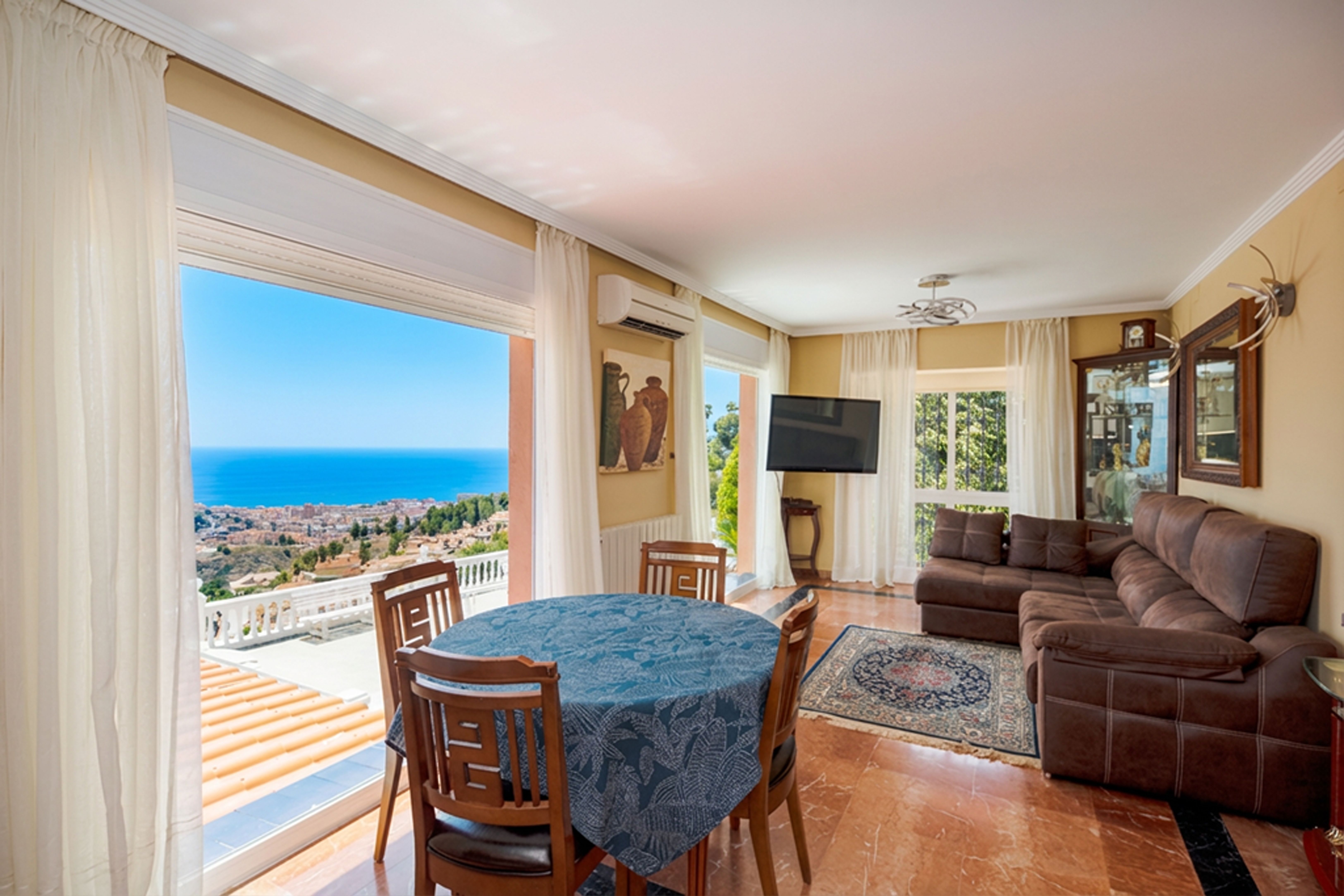 Cocina con office y vistas al mar en chalet de lujo en Málaga con comedor y zona de estar
