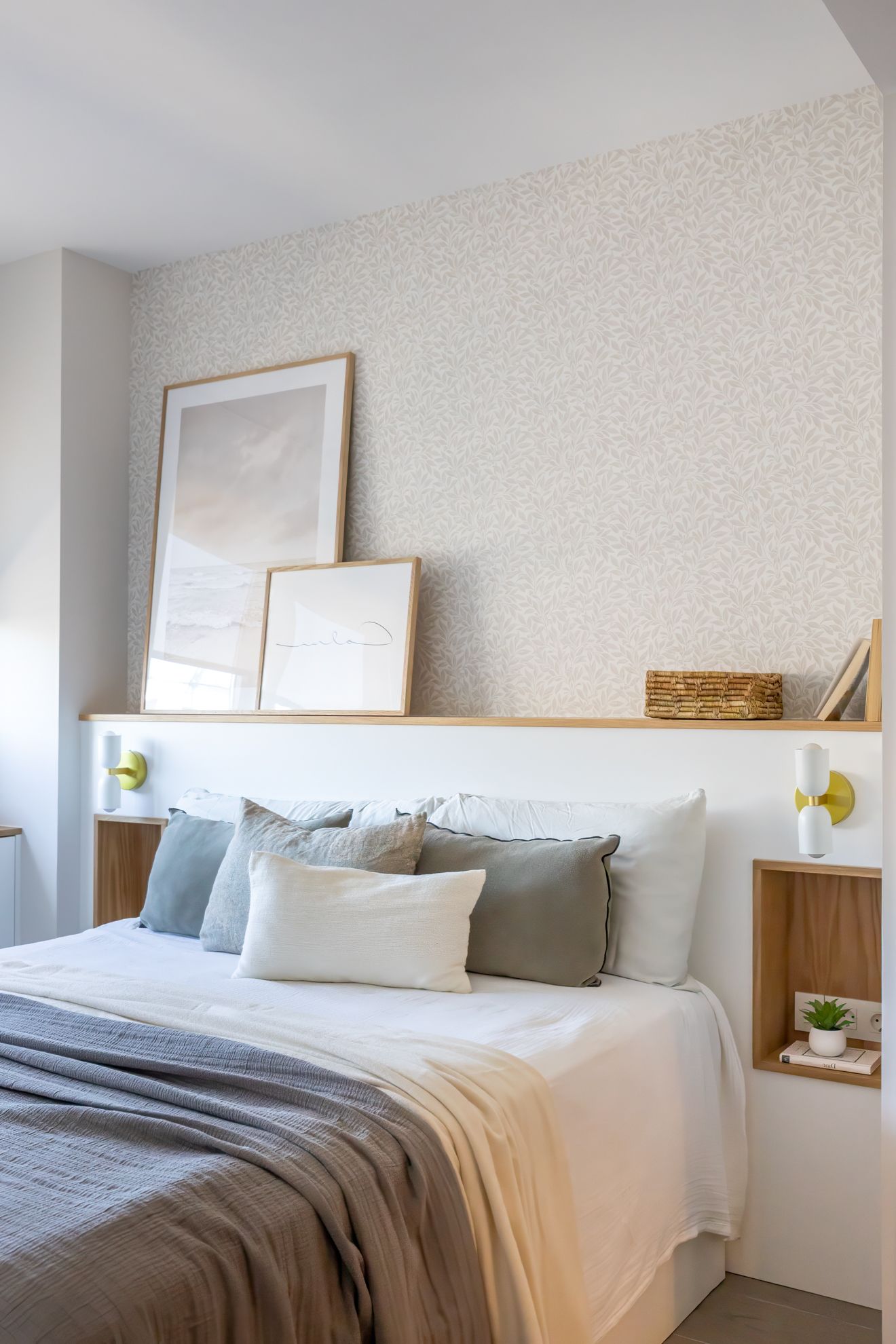 Dormitorio con ropa de cama en tonos claros y textiles ligeros ideal para cómo decorar la casa esta primavera