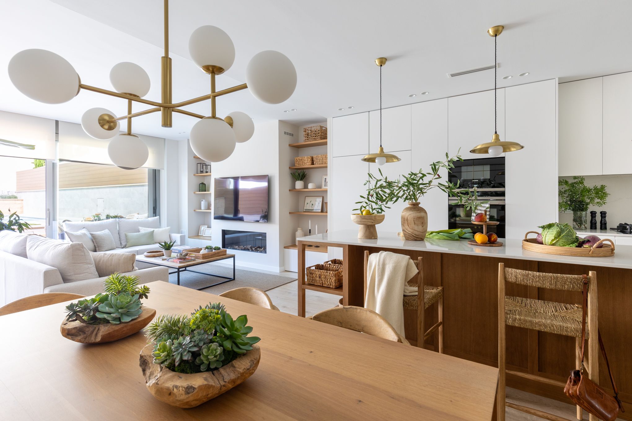 Salón y cocina abiertos con luz natural y decoración luminosa ideal para cómo decorar la casa esta primavera