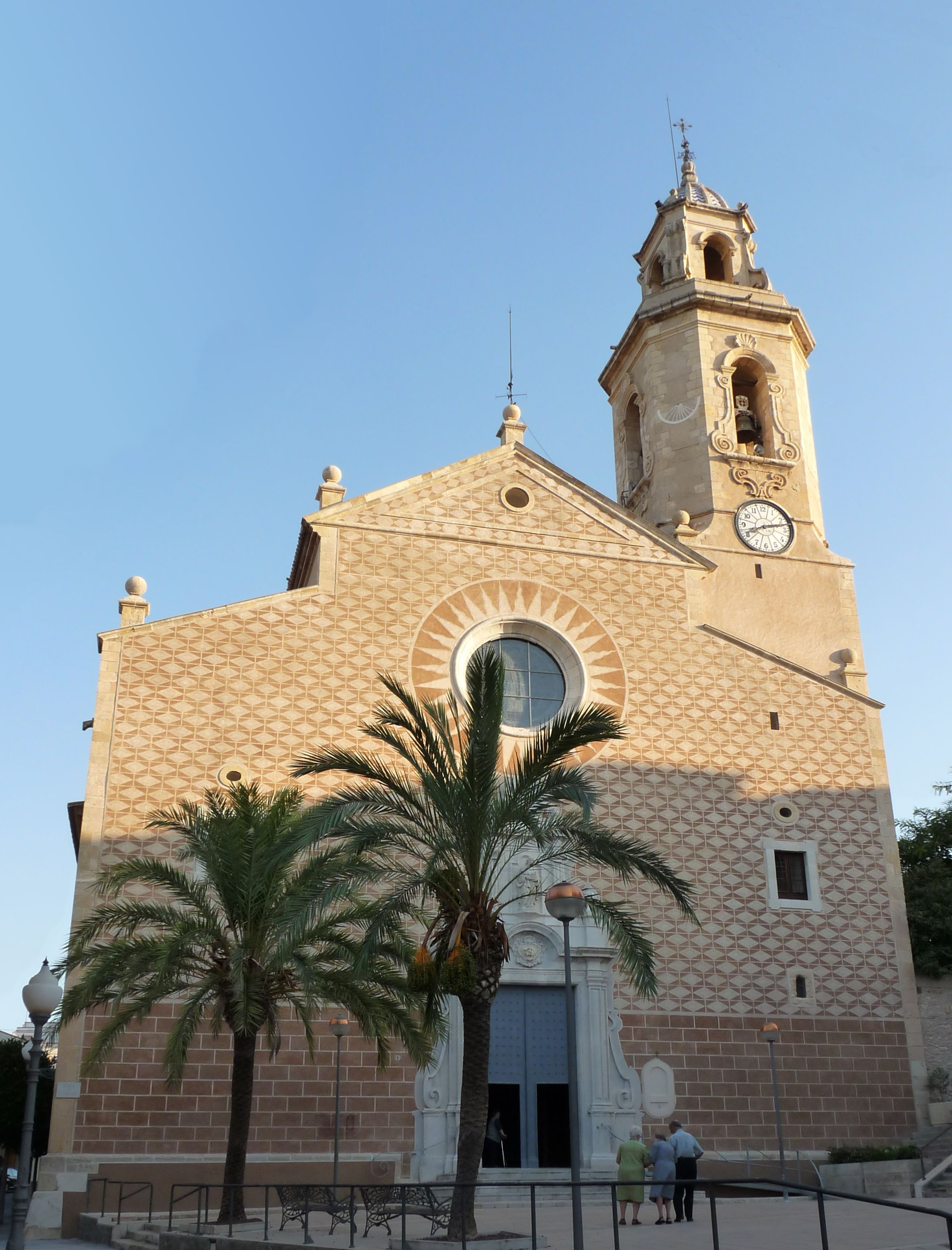 Vista de Constantí con su núcleo urbano y entorno rural, uno de los pueblos para vivir cerca de Tarragona más baratos