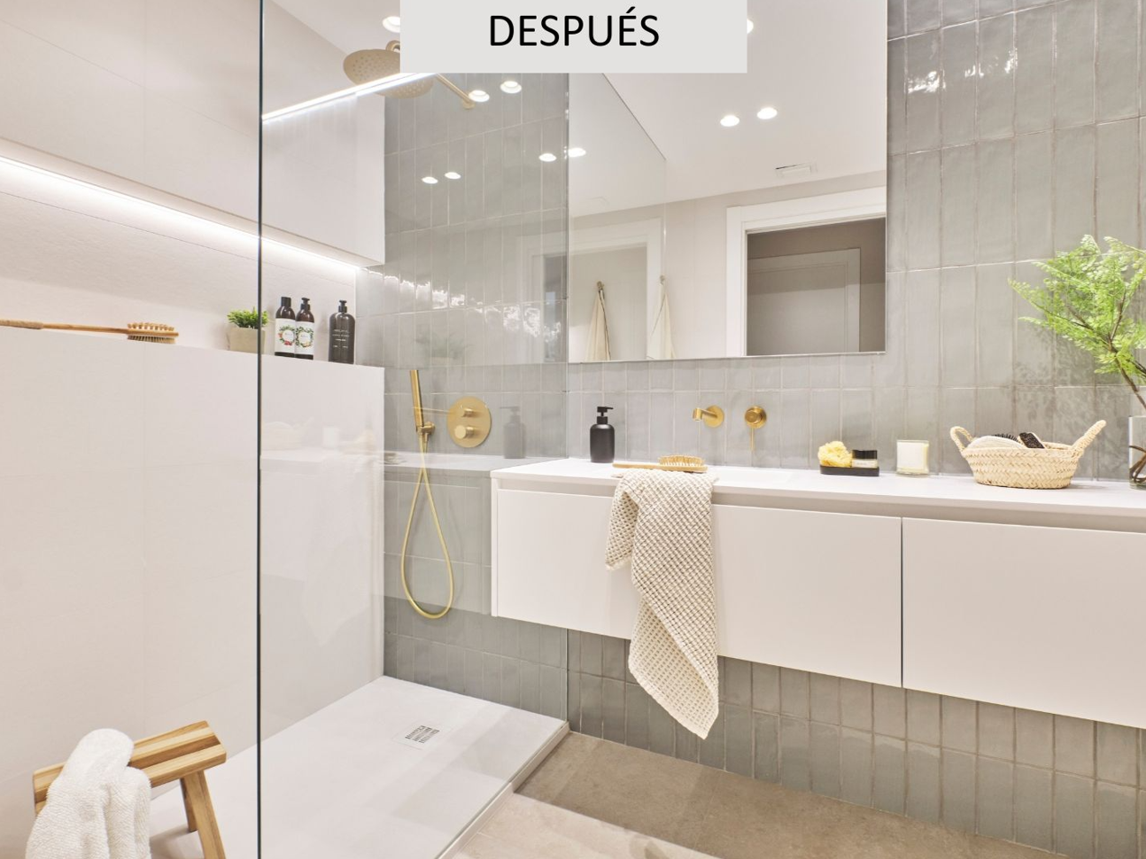 Baño después de reforma en Barcelona con ducha a ras de suelo, mueble suspendido y diseño moderno en tonos claros