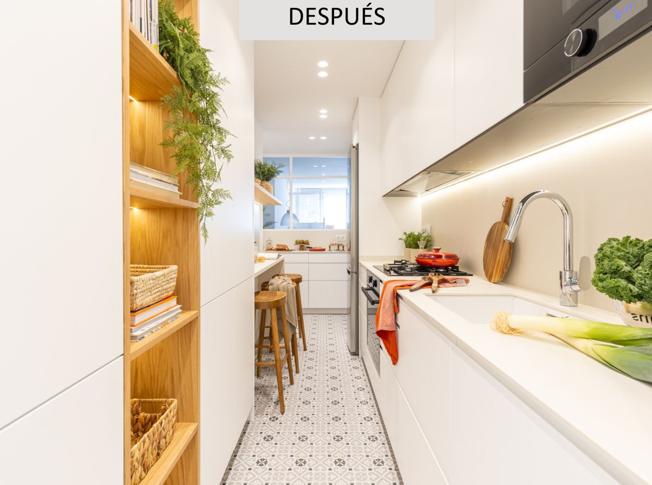 Cocina reformada en Barcelona moderna y luminosa con muebles blancos, iluminación integrada y mejor aprovechamiento del espacio