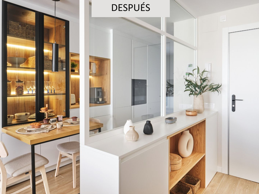 Recibidor moderno reformado en Barcelona con mueble a medida, separación de vidrio y mayor entrada de luz natural