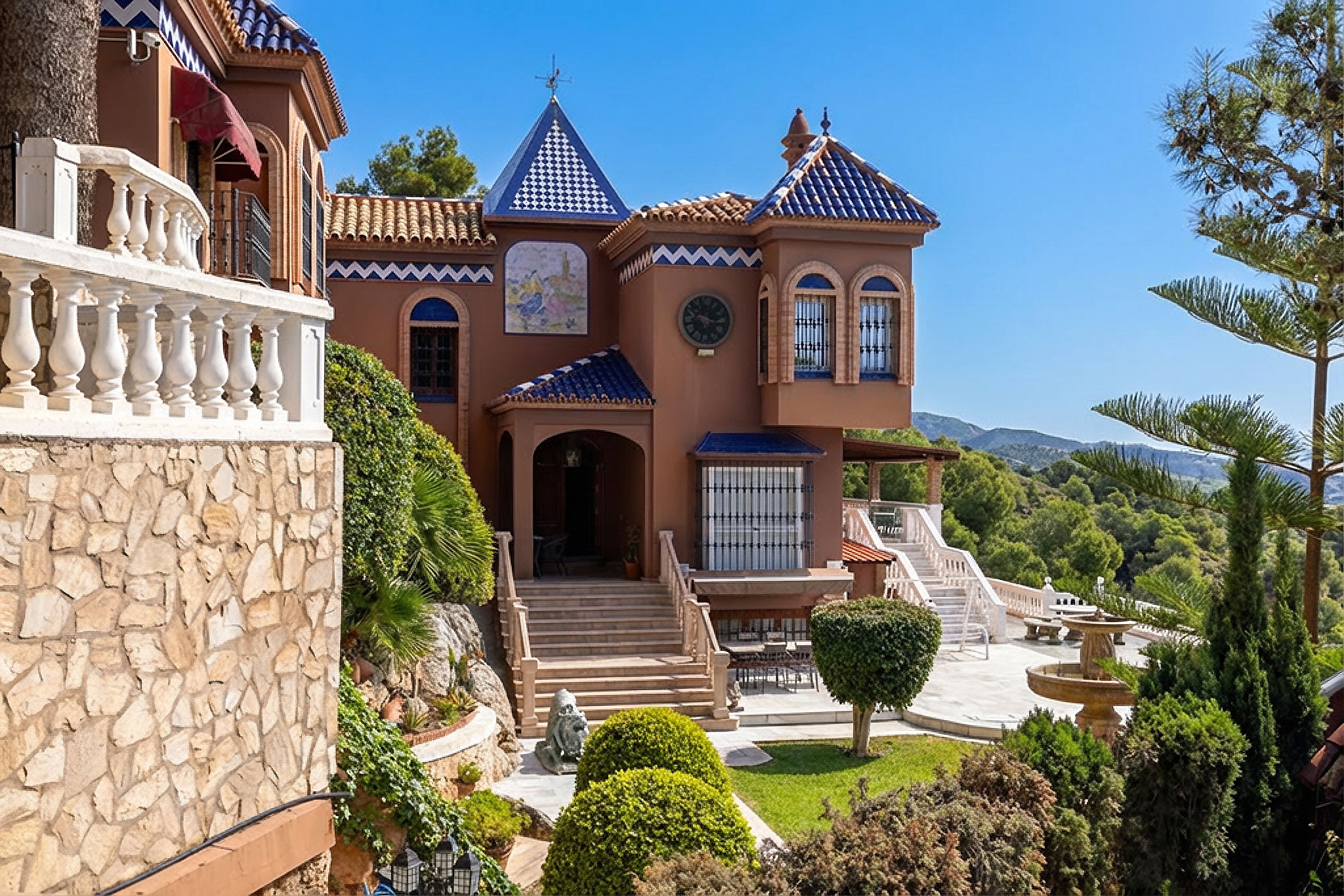 Fachada de chalet de lujo en Málaga con jardín privado en Pinares de San Antón
