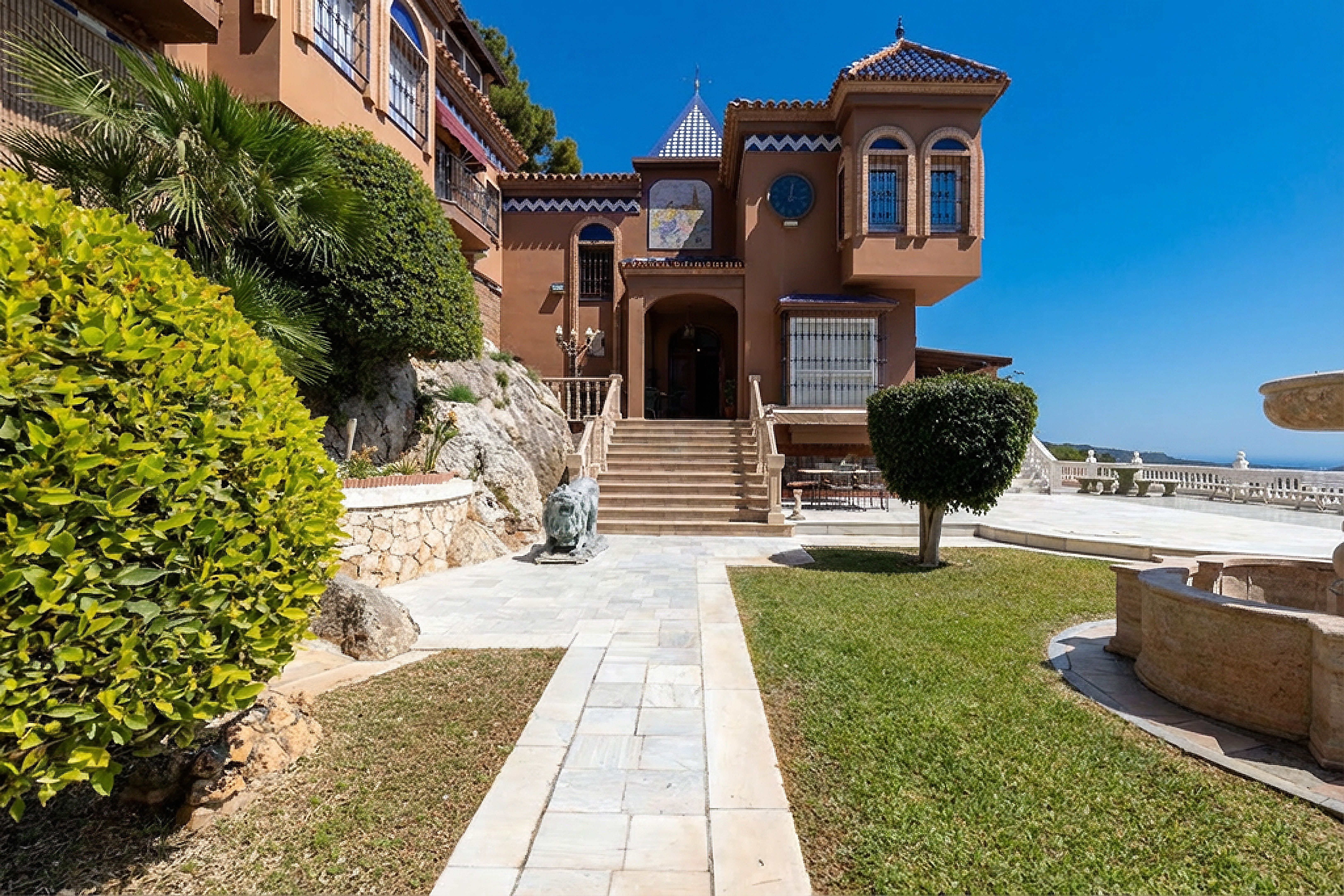 Fachada principal con jardín y acceso exterior de chalet de lujo en Málaga