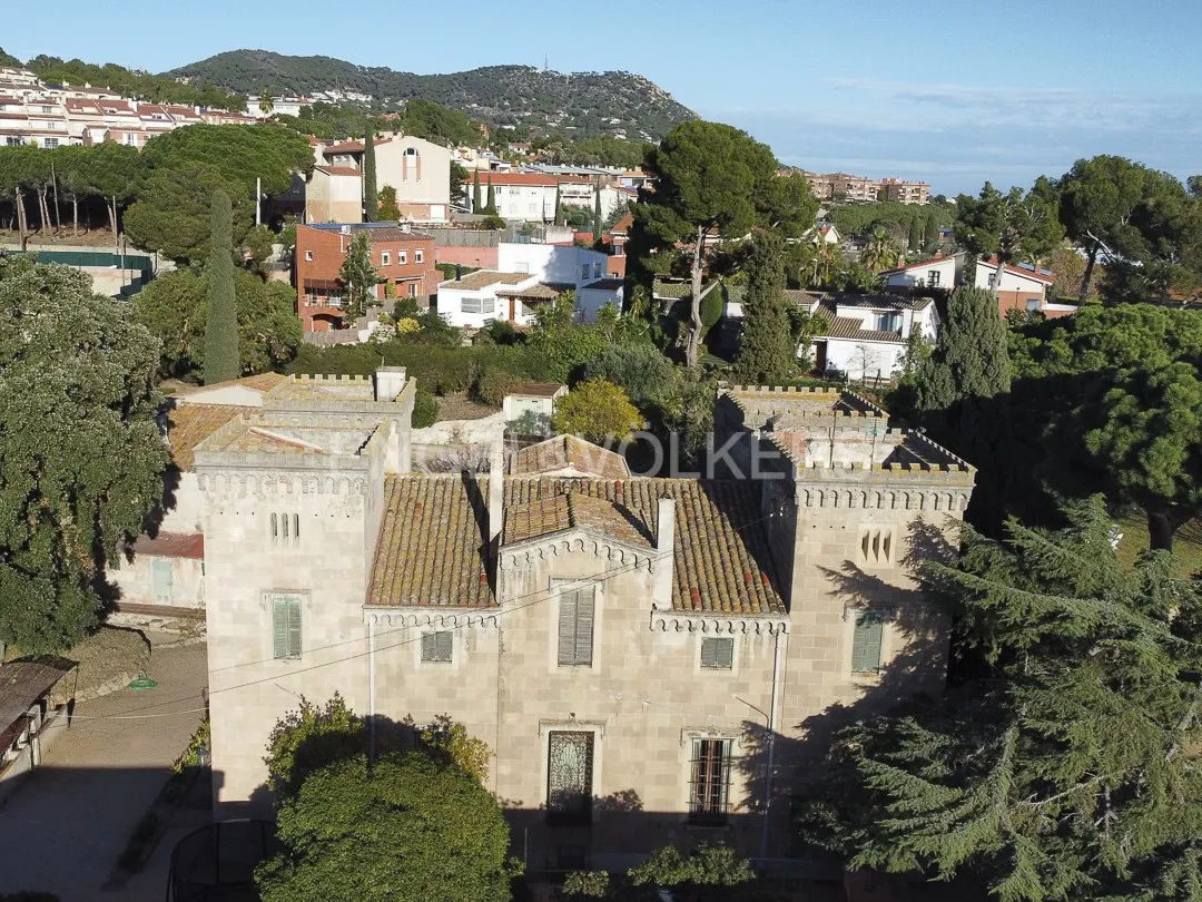 Fachada posterior de casa señorial en Vilassar de Dalt con torres y entorno residencial