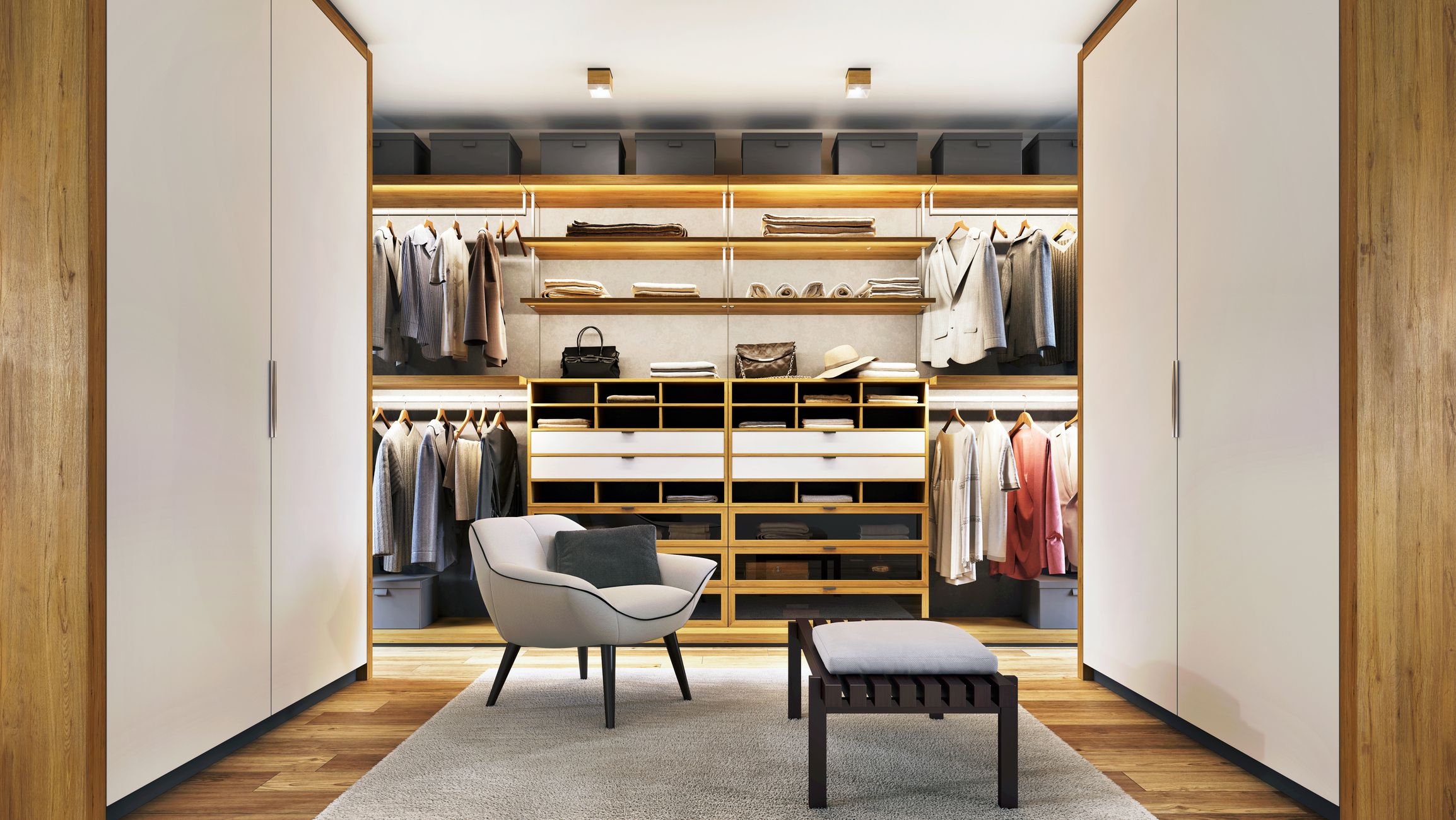 Vestidor elegante con iluminación LED integrada y armarios organizados inspirado en el vestidor de Miranda Priestly